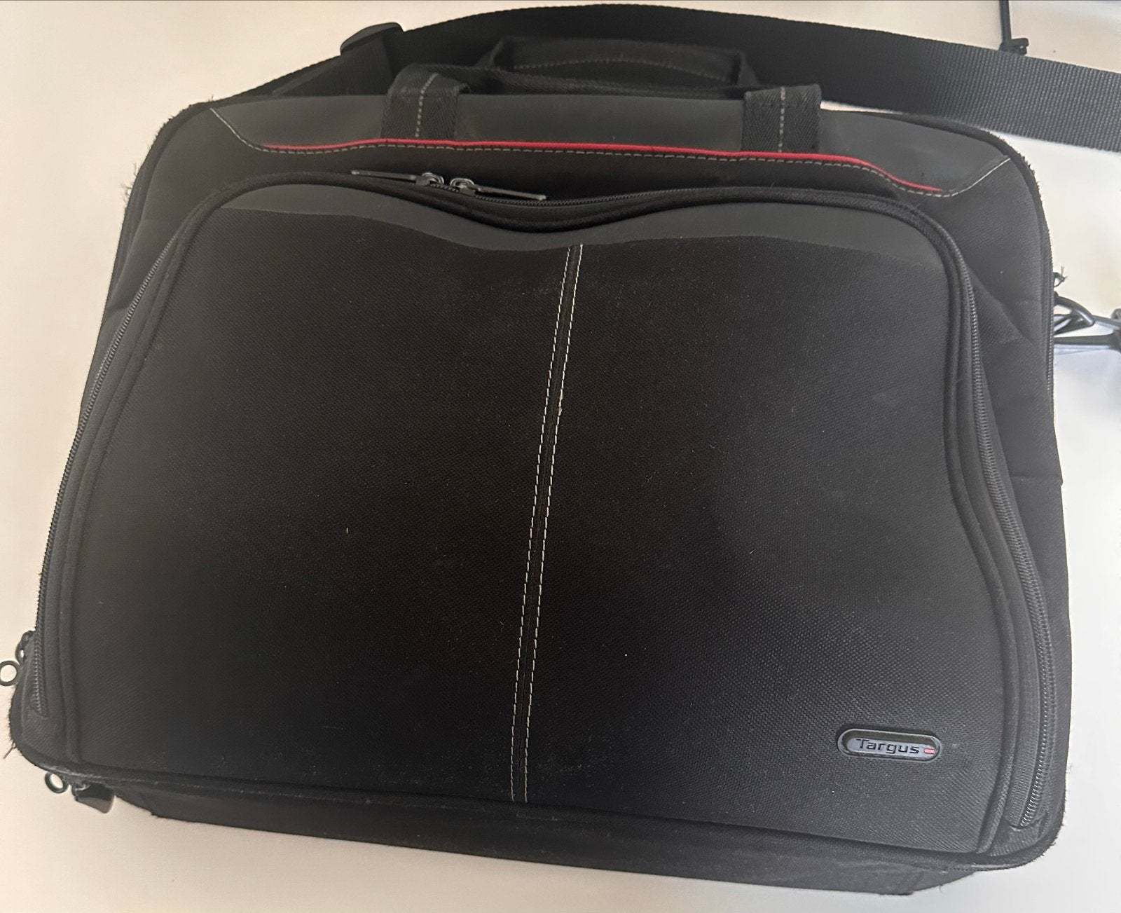 Targus laptoptas 16 inch - Zwart met rode accenten, Computers en Software, Ophalen, Gebruikt, Gevoerd laptopvak, Aktetas