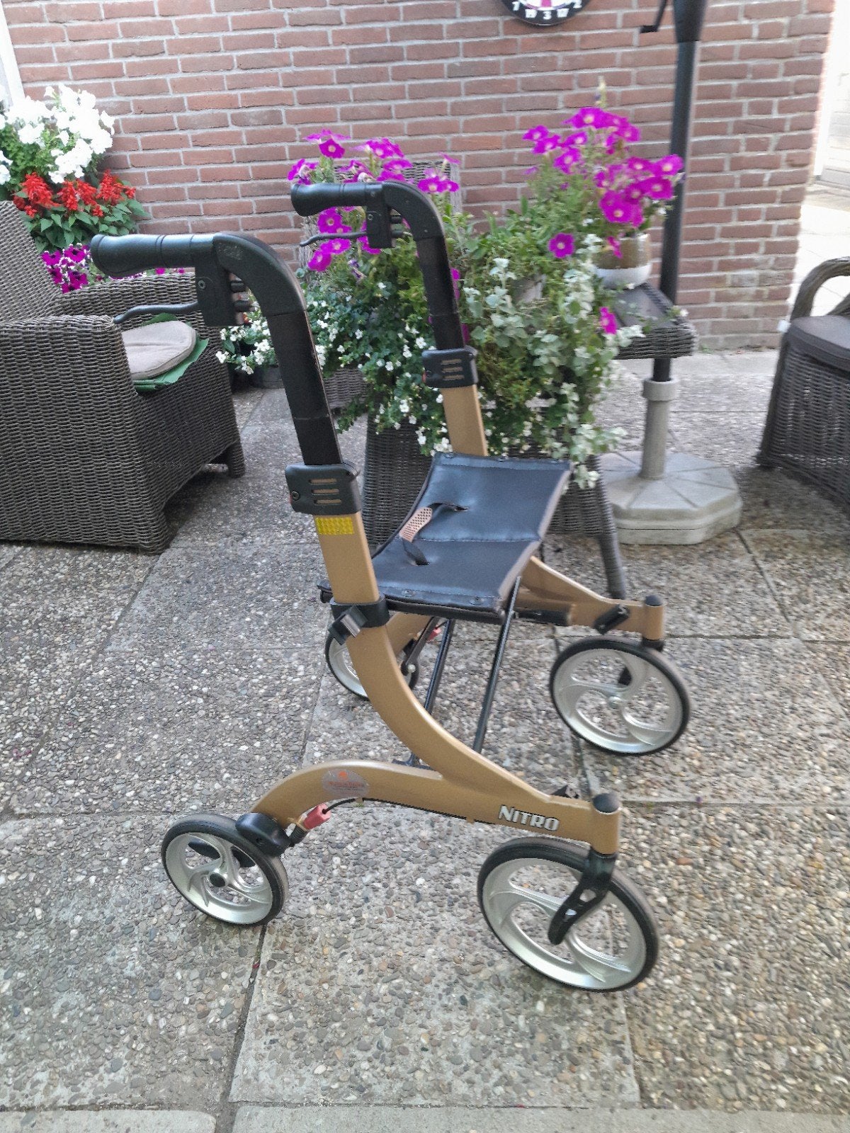 Nitro M Rollator is geschikt voor kleine en lange mensen, Ophalen, Opvouwbaar, Gebruikt
