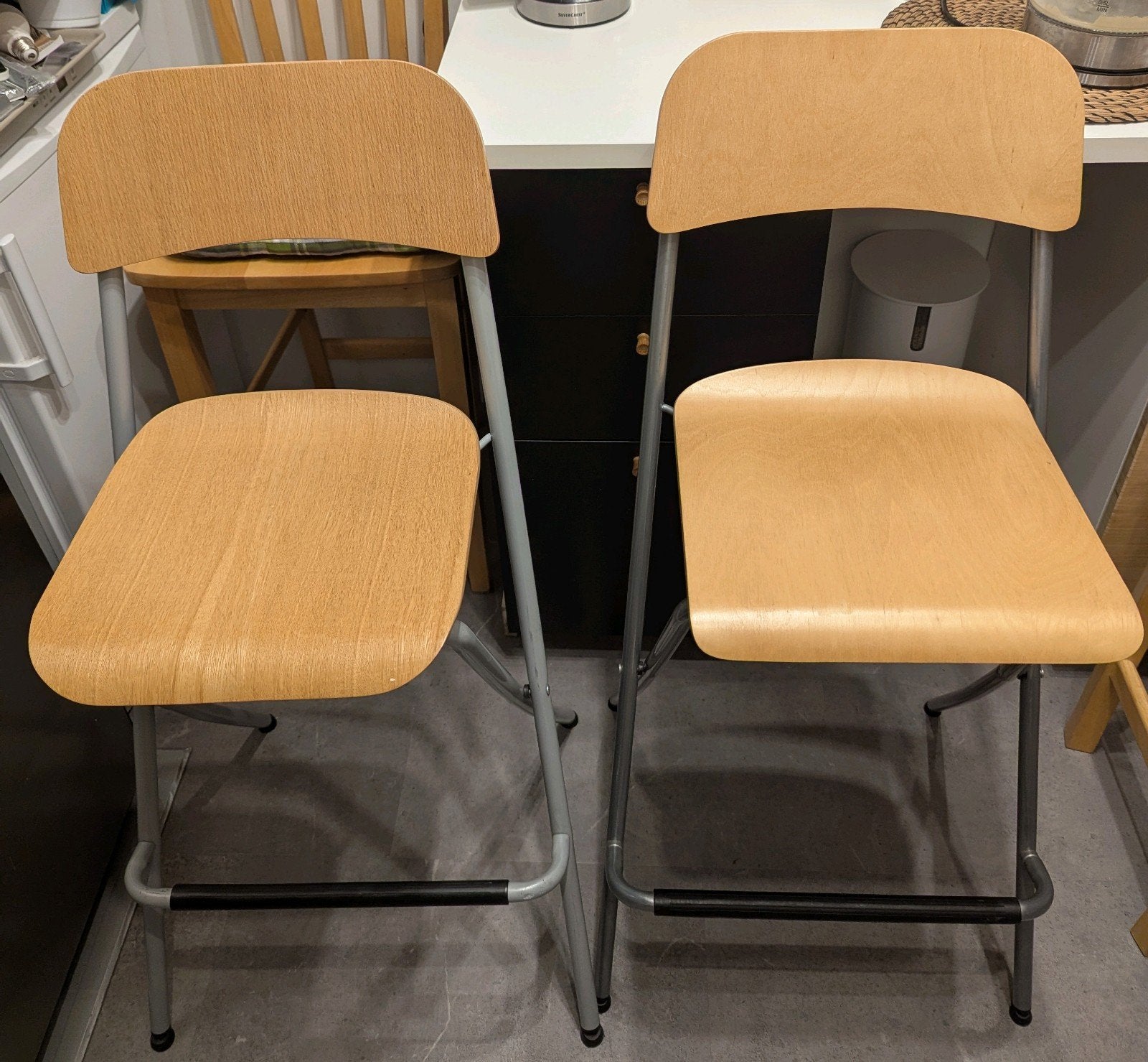 IKEA FRANKLIN hoge houten barkruk, 2 st, Ophalen, Gebruikt, Met voetsteun, 60 tot 90 cm