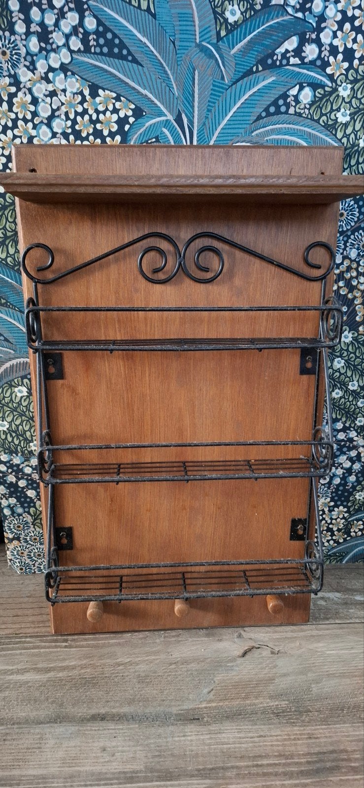 Houten wandrek met metalen mandjes en haakjes, Ophalen, Hout, Gebruikt, Landelijk