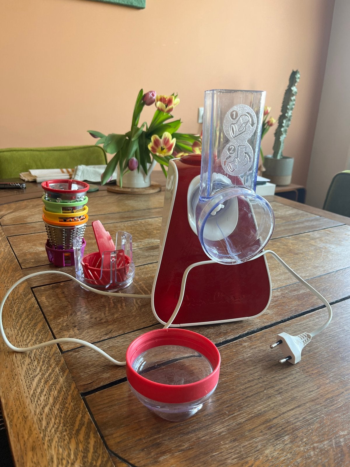 Moulinex elektrische rasp/snijder met diverse opzetstukken, Witgoed en Apparatuur, Minder dan 1 liter, Ophalen of Verzenden, Zo goed als nieuw