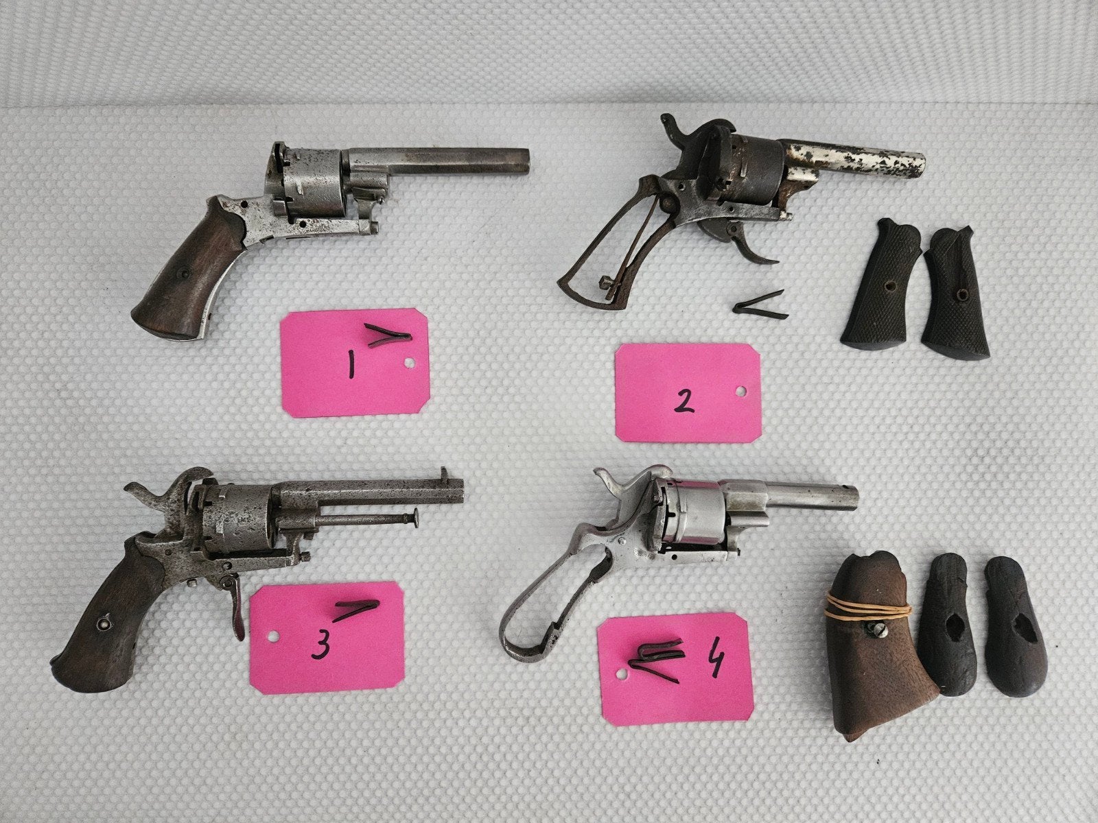 Verschillende uitvoeringen van penvuur revolvers., Ophalen of Verzenden