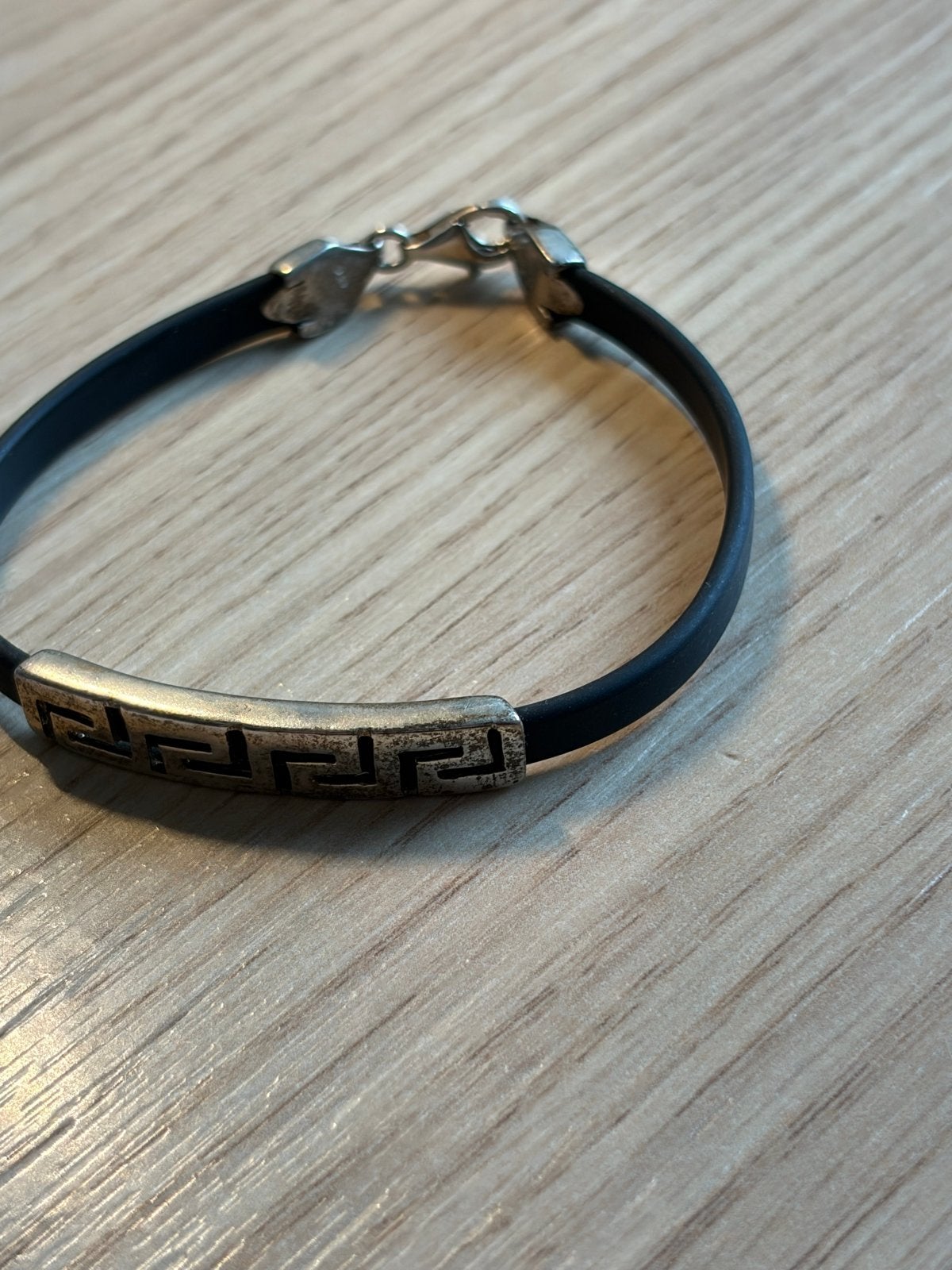 Zwart rubberen armband met zilveren Griekse sleutel, Ophalen of Verzenden, Gebruikt, Zwart, Zilver