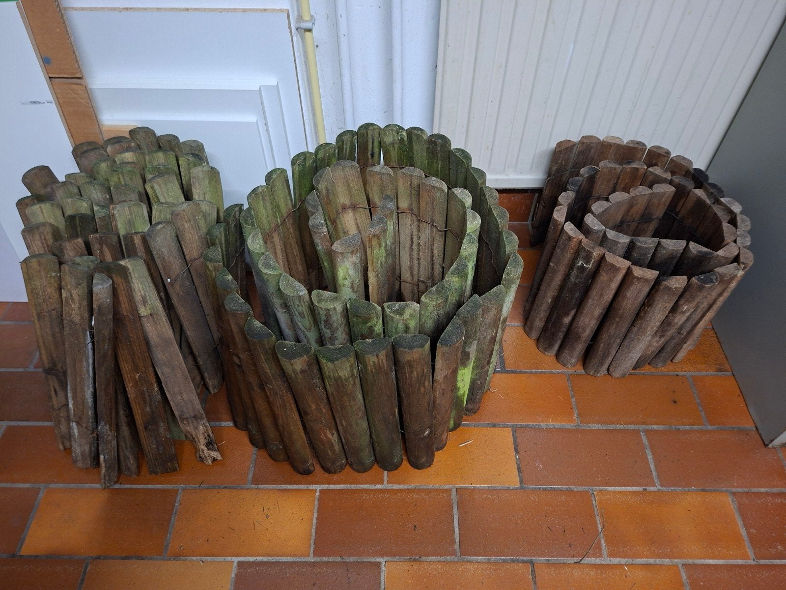 Borderrand van geïmpregneerde grenen palen 30 en 40cm hoog, Ophalen, Gebruikt, Hout, Sierhekwerk