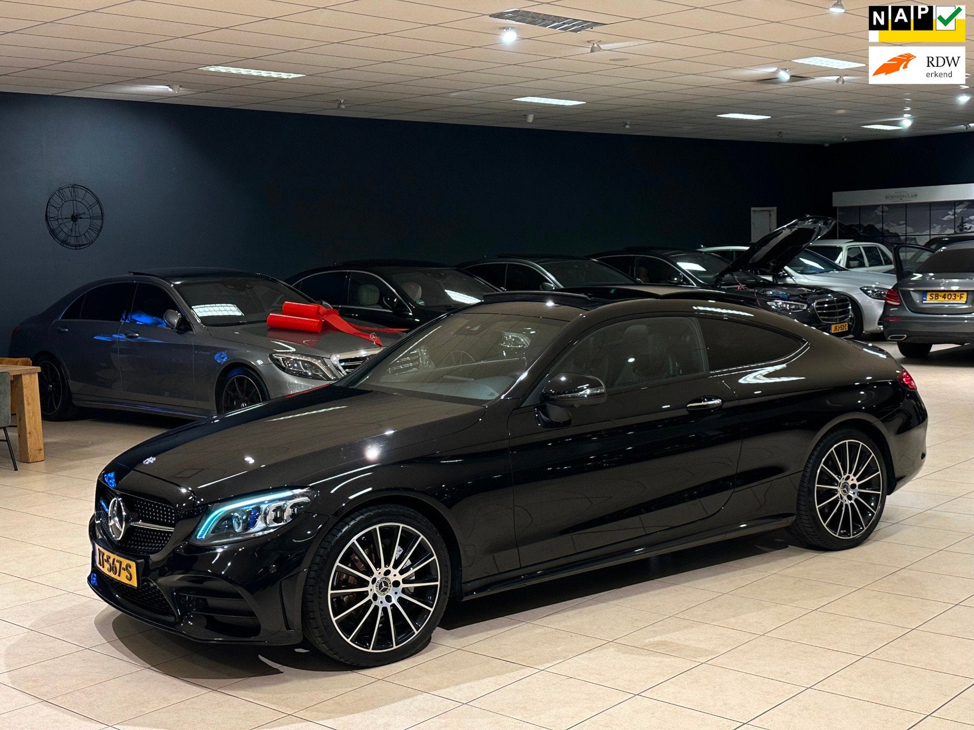 Mercedes-Benz C-klasse Coupé C180 AMG/PANO/BURMESTER/NAP/MU, Auto's, Mercedes-Benz, 4 stoelen, Alcantara, Zwart, Bedrijf