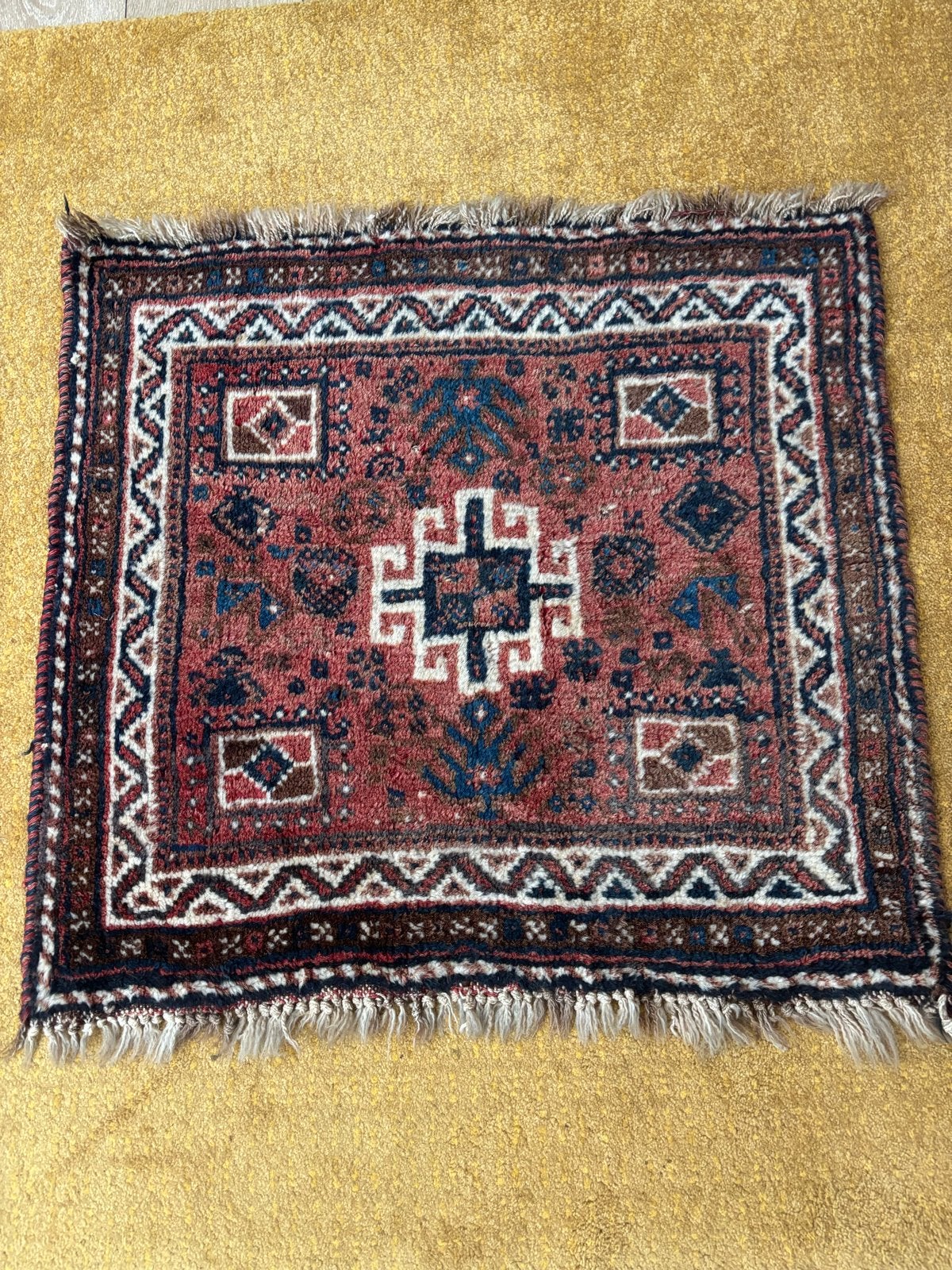 Perzisch tafelkleed / tapijtje 80 x 85 cm, Huis en Inrichting, Stoffering | Tapijten en Kleden, Gebruikt, Rechthoekig, Rood, 50 tot 100 cm