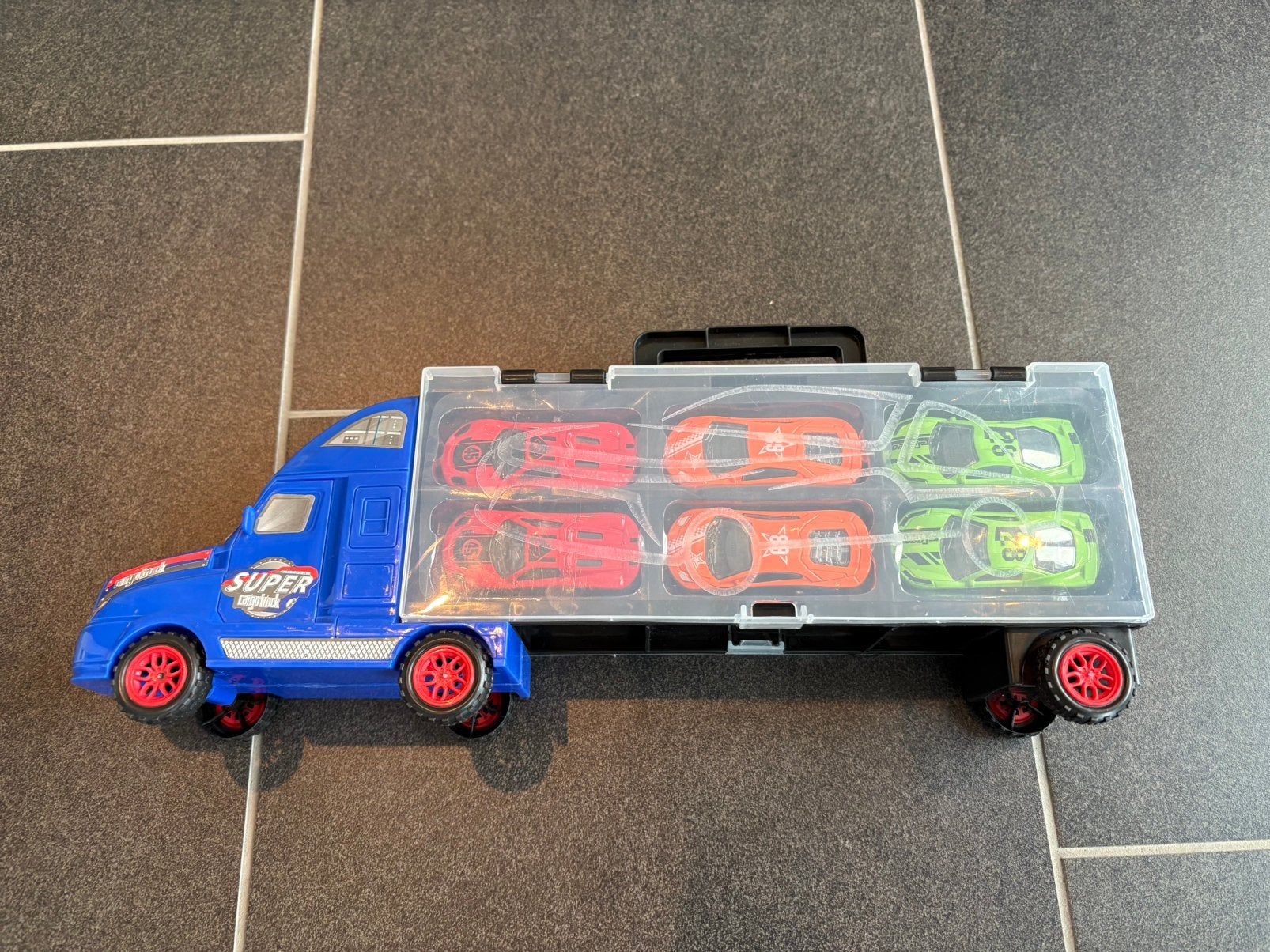 Vrachtwagen met 12 kleine auto’s erin om mee te nemen, Ophalen of Verzenden, Zo goed als nieuw