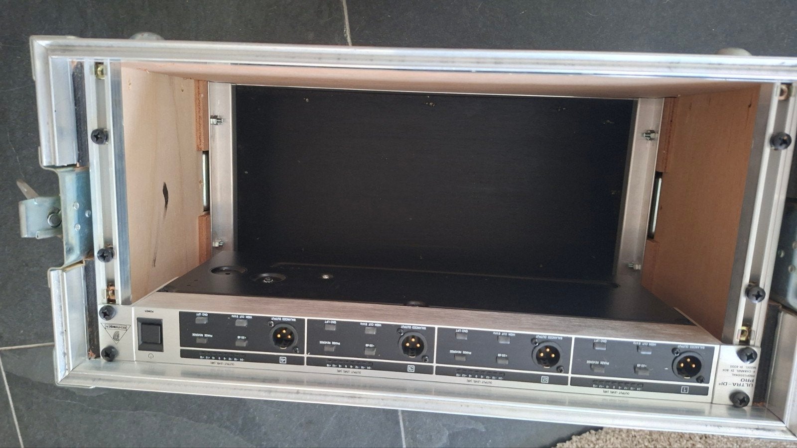 Behringer Ultra-DI PRO Di4000 in Flightcase, Muziek en Instrumenten, Mengpanelen, Gebruikt, 5 tot 10 kanalen, Microfooningang