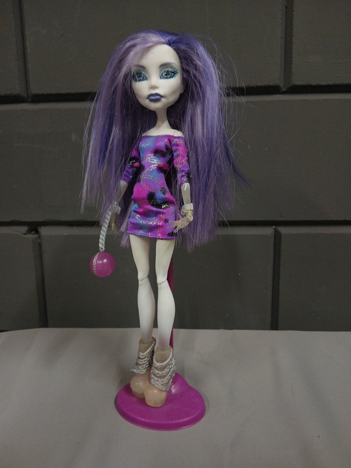 Monster High Spectra Vondergeist pop met accessoires, Verzamelen, Poppen, Ophalen of Verzenden, Gebruikt, Overige typen