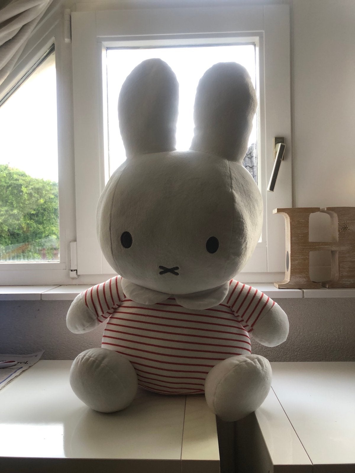 Grote Nijntje knuffel met rood-wit gestreept shirt, Overige merken, Konijn, Nijntje, Ophalen of Verzenden