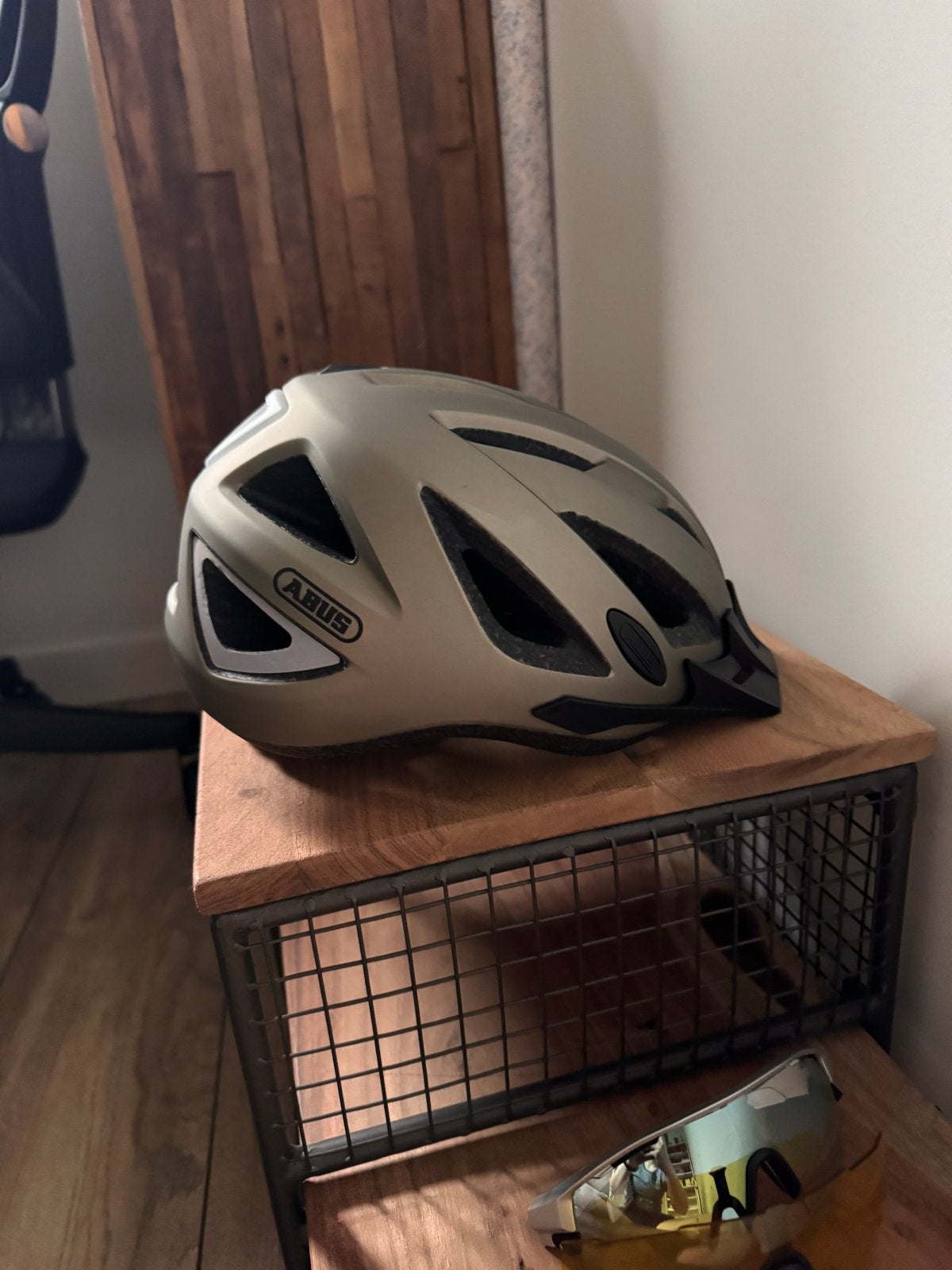 ABUS Fietshelm (5x gebruikt) + Rysel fietsbril, Fietsen en Brommers, Fietsaccessoires | Fietshelmen, Ophalen, Gebruikt, L, Heer of Dame