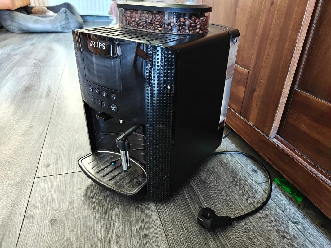 Krups EA8150  – goed onderhouden koffiemachine aangeboden, Witgoed en Apparatuur, Gebruikt, Espresso apparaat, 4 tot 10 kopjes