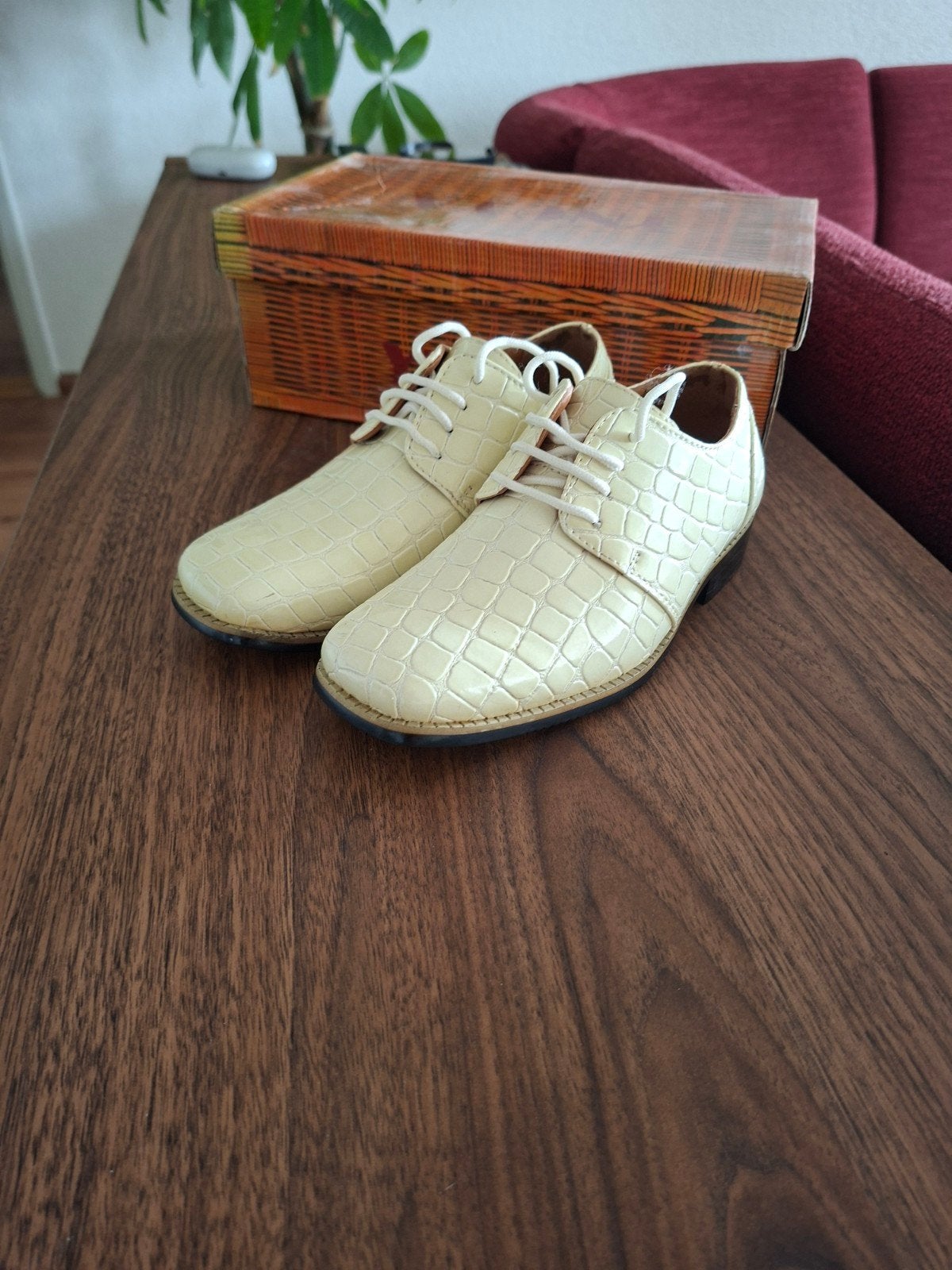 Crèmekleurige veterschoenen met krokodillenprint, Schoenen, Nieuw, Ophalen of Verzenden, Ynova
