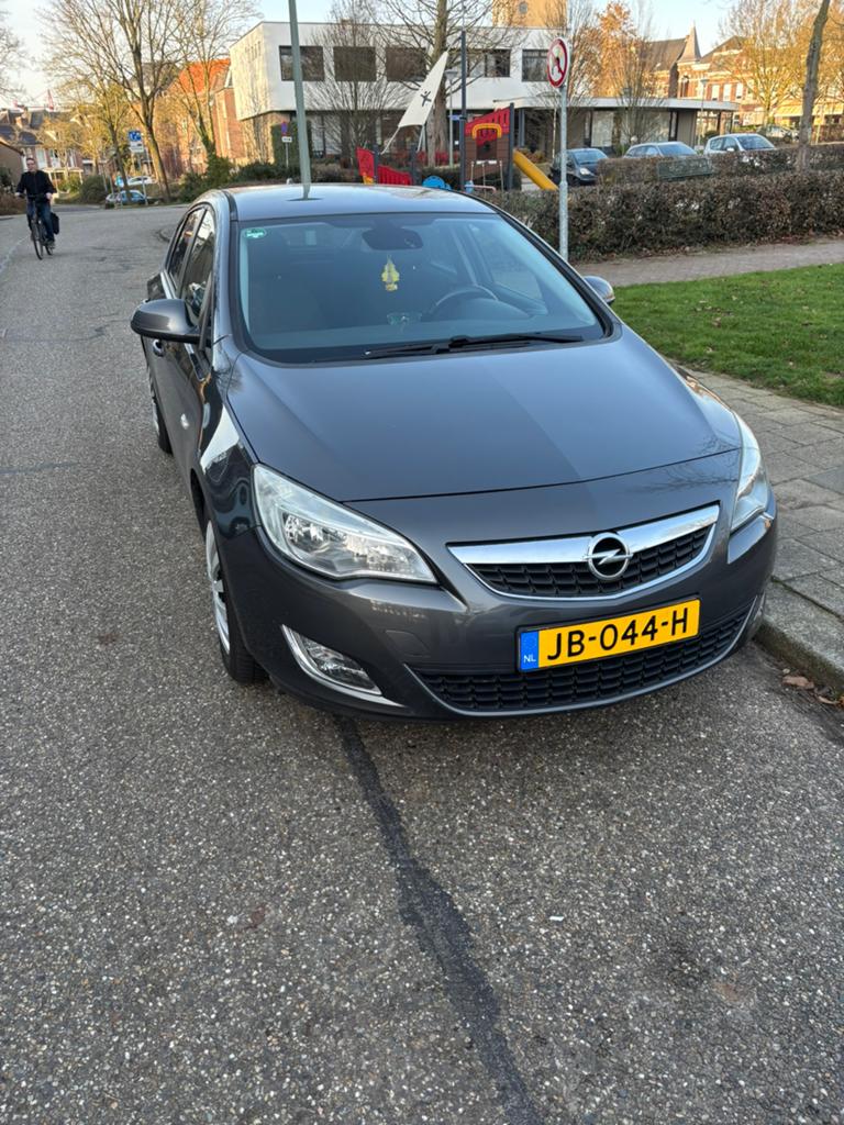 Opel Astra 1.6 16V 85KW Sedan 2011 Grijs, Auto's, Opel, Voorwielaandrijving, 1250 kg, 680 kg, 4 cilinders