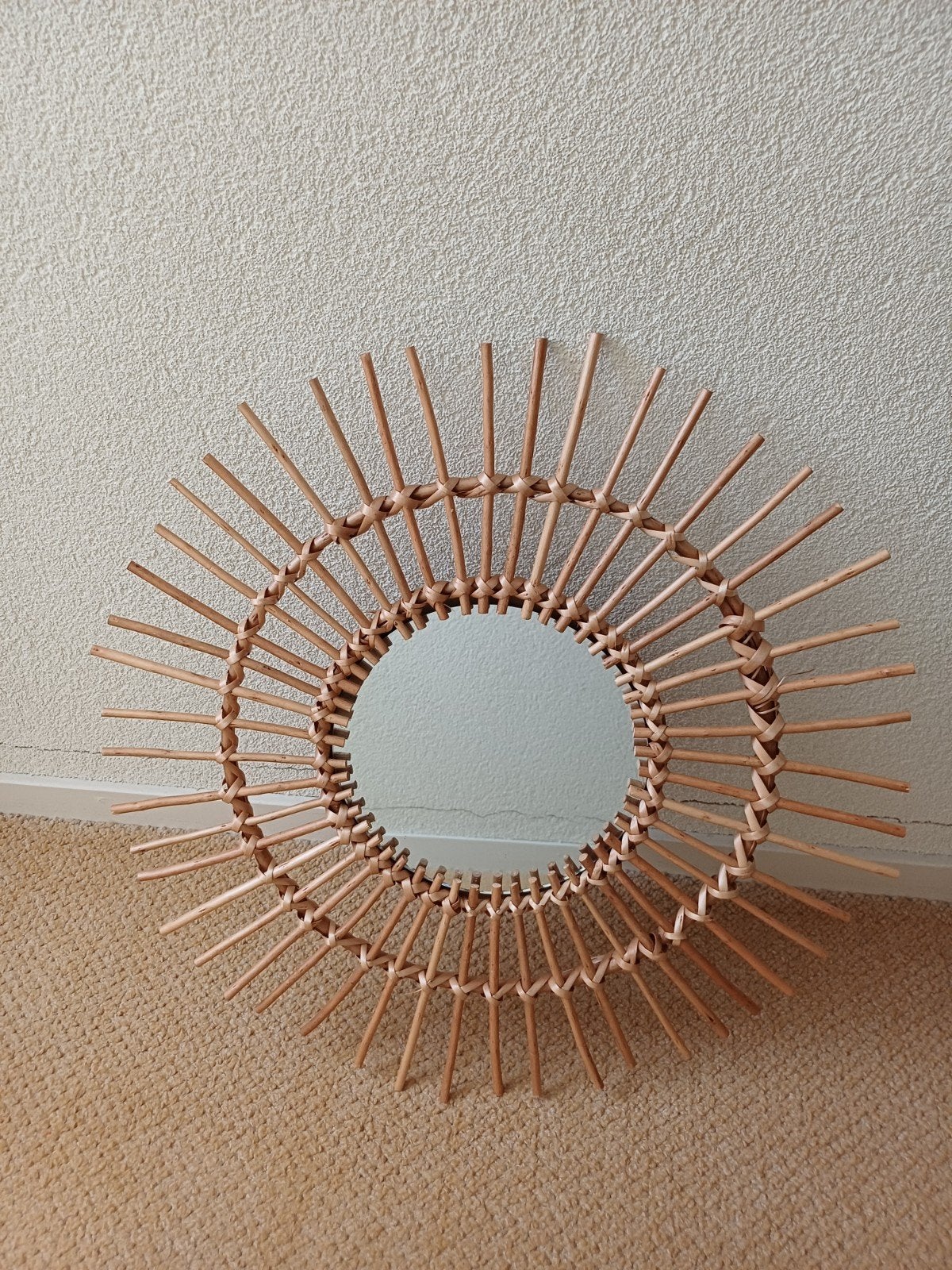 Rotan spiegel Xenos - Zonnespiegel, Huis en Inrichting, Woonaccessoires | Spiegels, Ophalen, Minder dan 50 cm, Rond, Zo goed als nieuw
