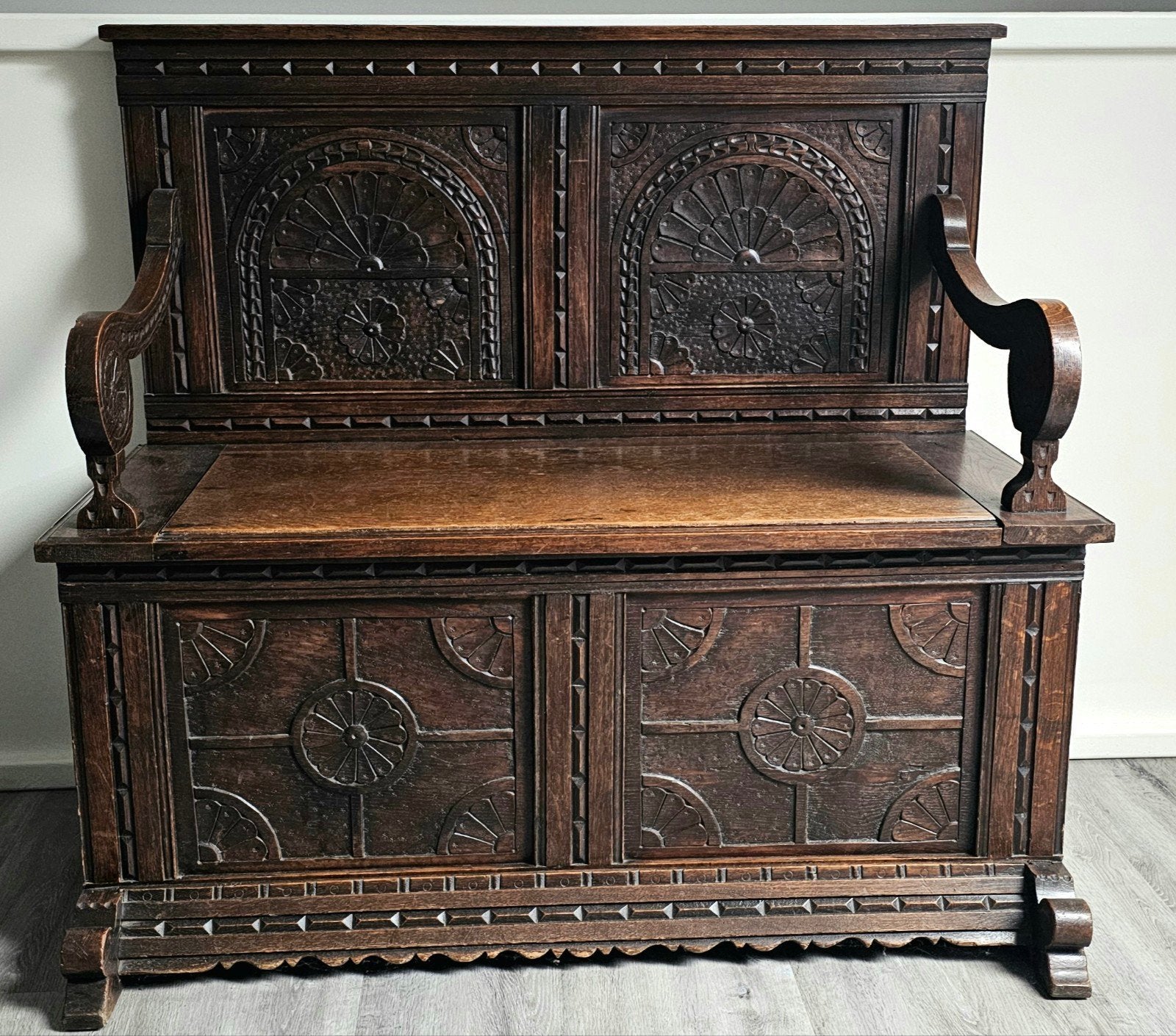 Antieke Eikenhouten Bank met Opbergruimte - Handgesneden, Antiek en Kunst, Antiek | Meubels | Stoelen en Banken, Ophalen
