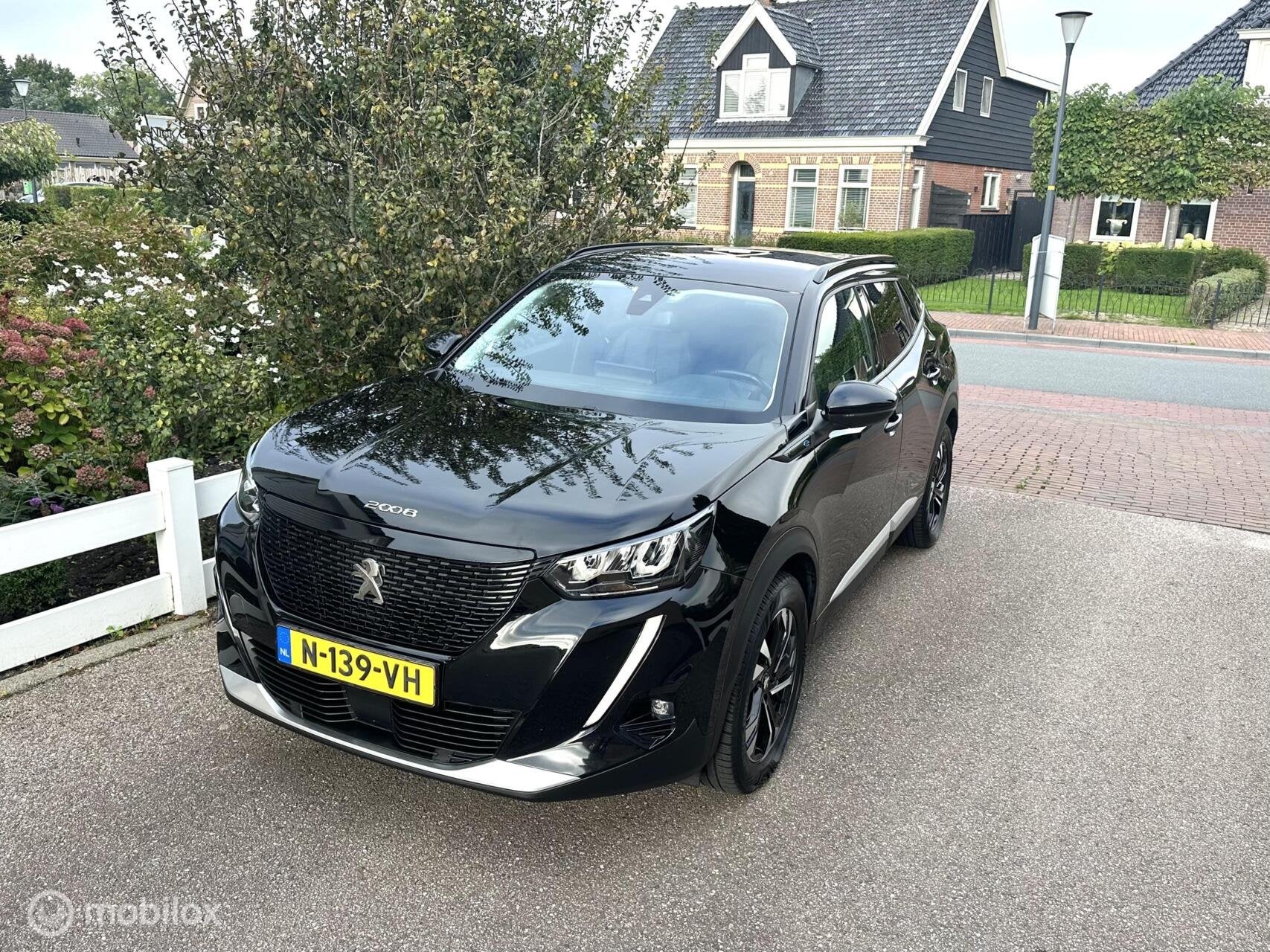 Peugeot e-2008 EV Allure Pack 50 kWh CARPLAY ACHTERUITRIJ CA, Auto's, 330 km, Gebruikt, Met garantie (alle), Zwart