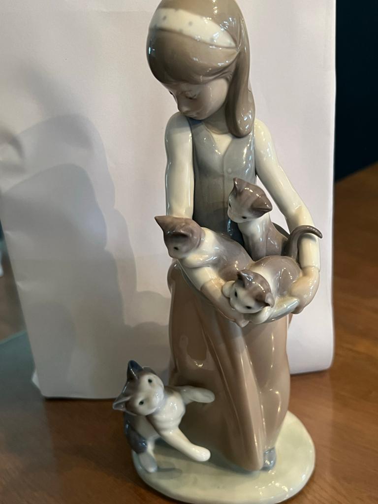 Lladro beeldje meisje met katjes - Zo goed als nieuw, Verzamelen, Beelden en Beeldjes, Ophalen, Zo goed als nieuw, Mens