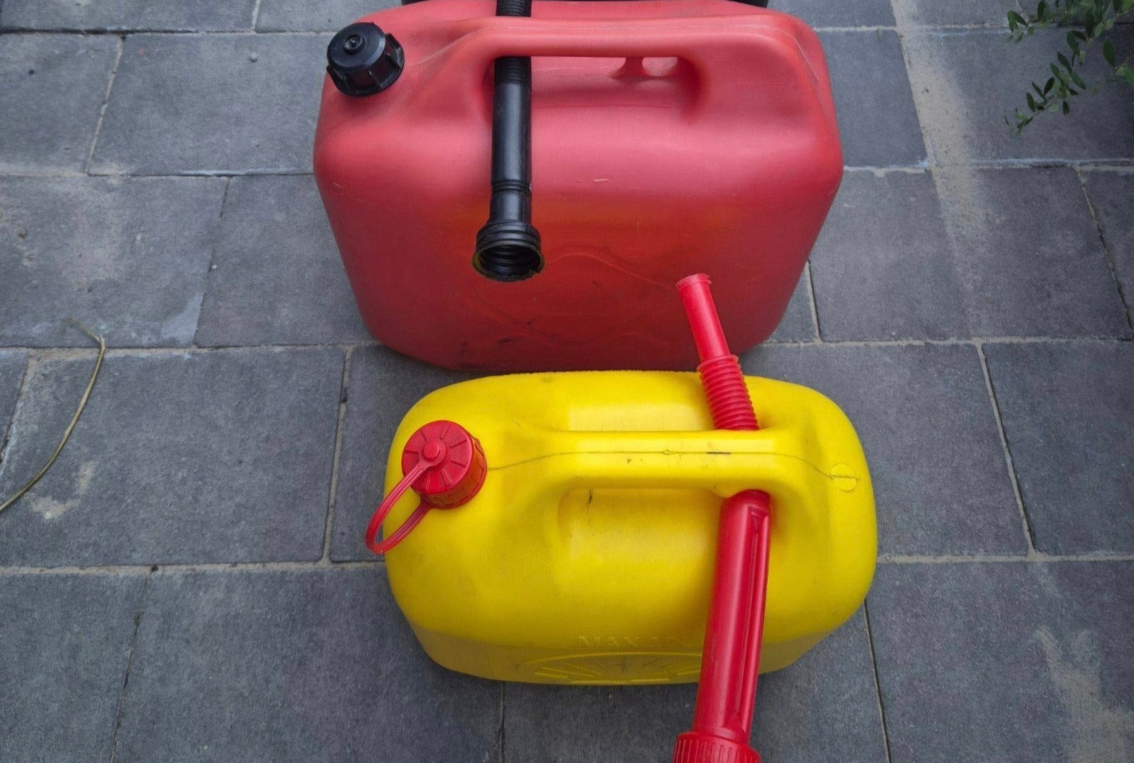 Jerrycans te koop: 1x 20L, 1x 10L - Ideaal voor brandstof, Auto diversen, Auto-accessoires, Ophalen of Verzenden, Gebruikt
