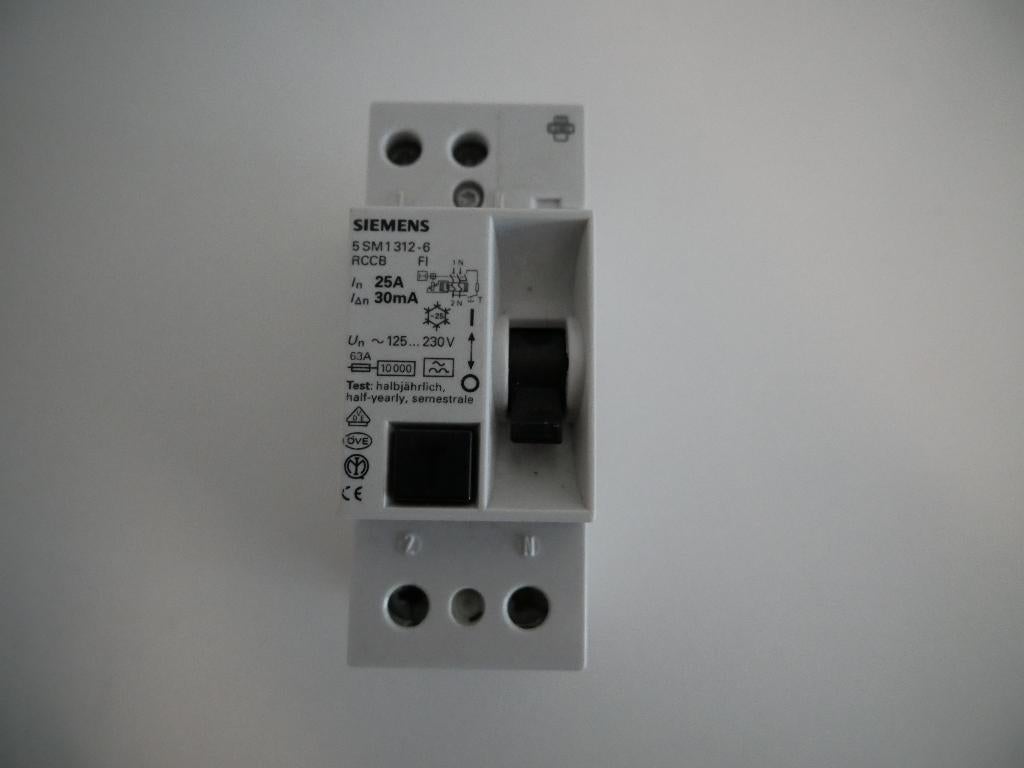Siemens aardlekschakelaar 25A 2P 5SM1312-6, Hobby en Vrije tijd, Elektronica-componenten, Gebruikt, Ophalen of Verzenden