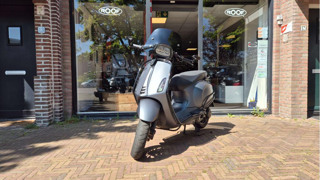 Piaggio Vespa Sprint 45 4T 3V Bromscooter 2025 Mat Grijs, Fietsen en Brommers, Scooters | Kymco, Gebruikt, Overige modellen, Maximaal 45 km/u