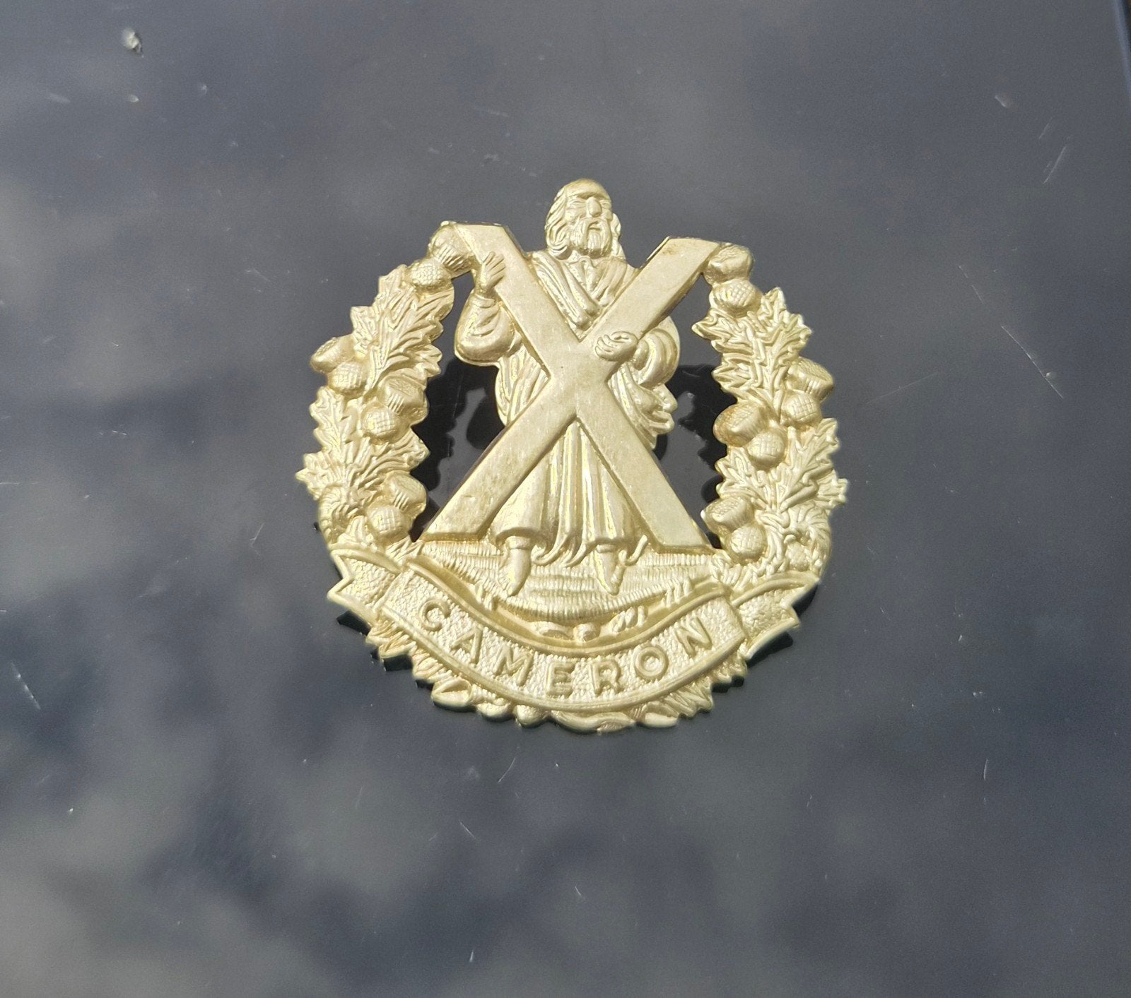 Cameron Highlanders capbadge WWII, Verzamelen, Ophalen of Verzenden, Landmacht, Engeland, Embleem of Badge