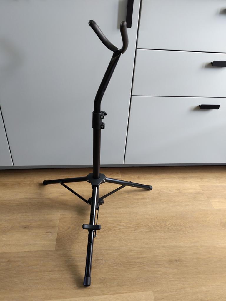Lichtgewicht K&M bariton saxofoon standaard, Muziek en Instrumenten, Instrumentstandaard, Wertheim, Saxofoon, Ophalen of Verzenden