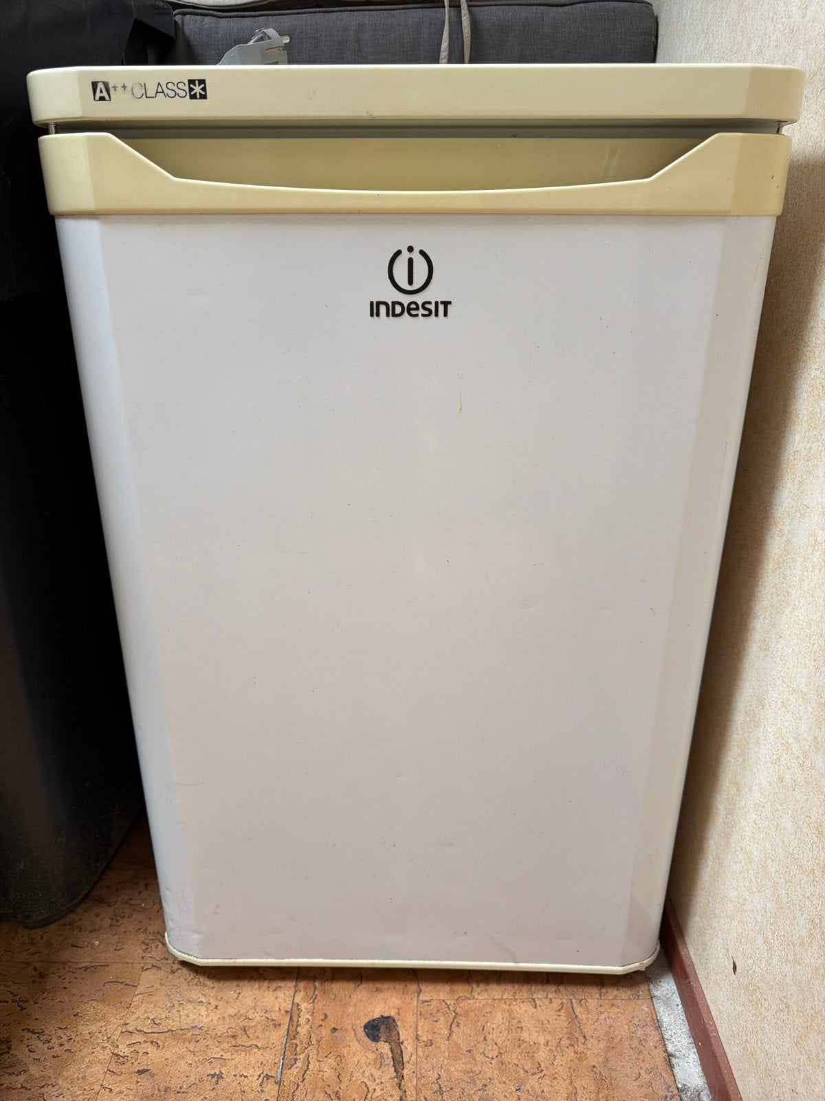Indesit Koelkast A++ Klasse - Compact en Energiezuinig, 75 tot 100 liter, Energieklasse A of zuiniger, 45 tot 60 cm, Ophalen