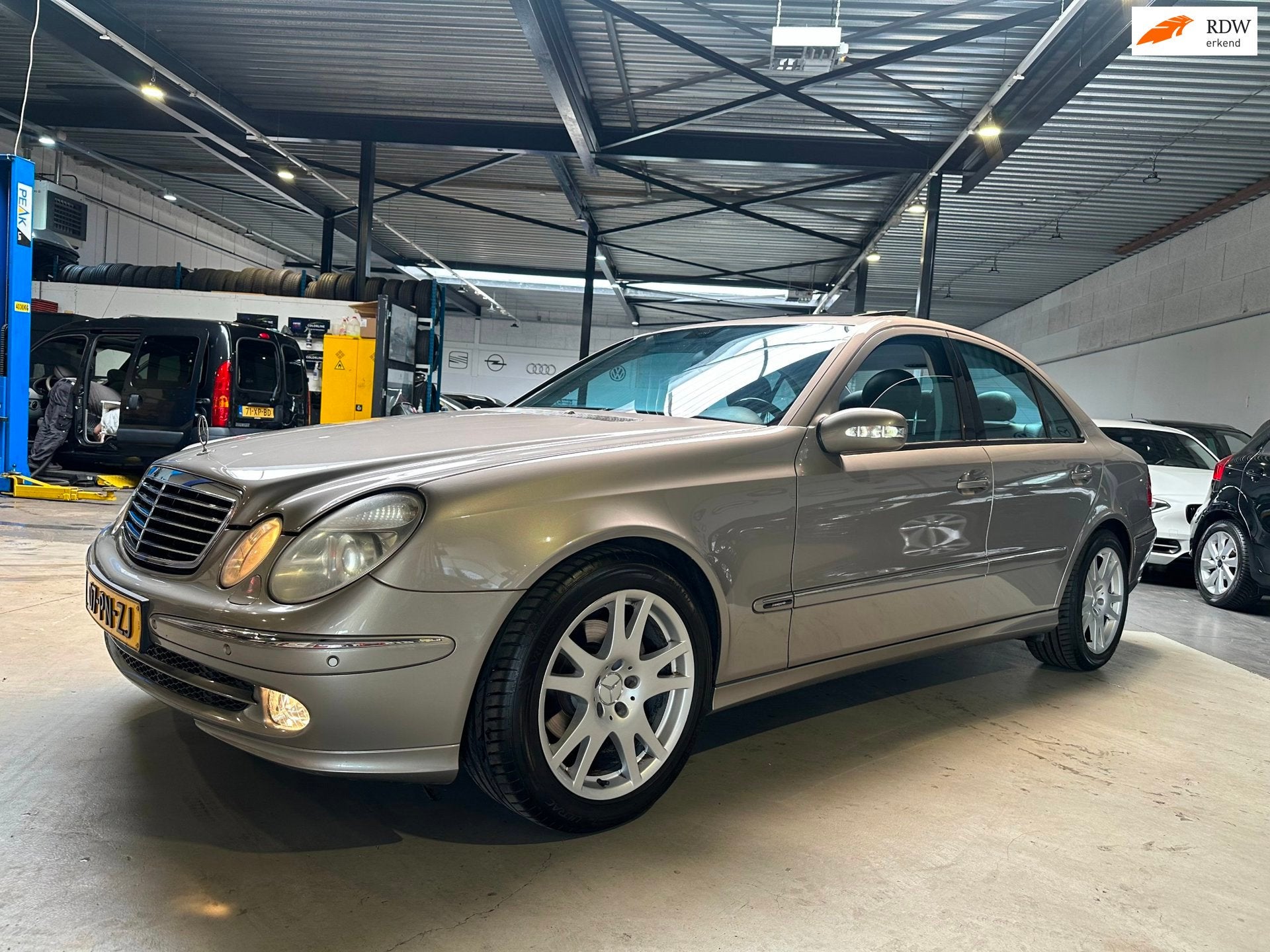 Mercedes-Benz E-klasse 320 Avantgarde/Dealer onderhouden/Sch, Auto's, Automaat, Dealer onderhouden, Achterwielaandrijving, Gebruikt