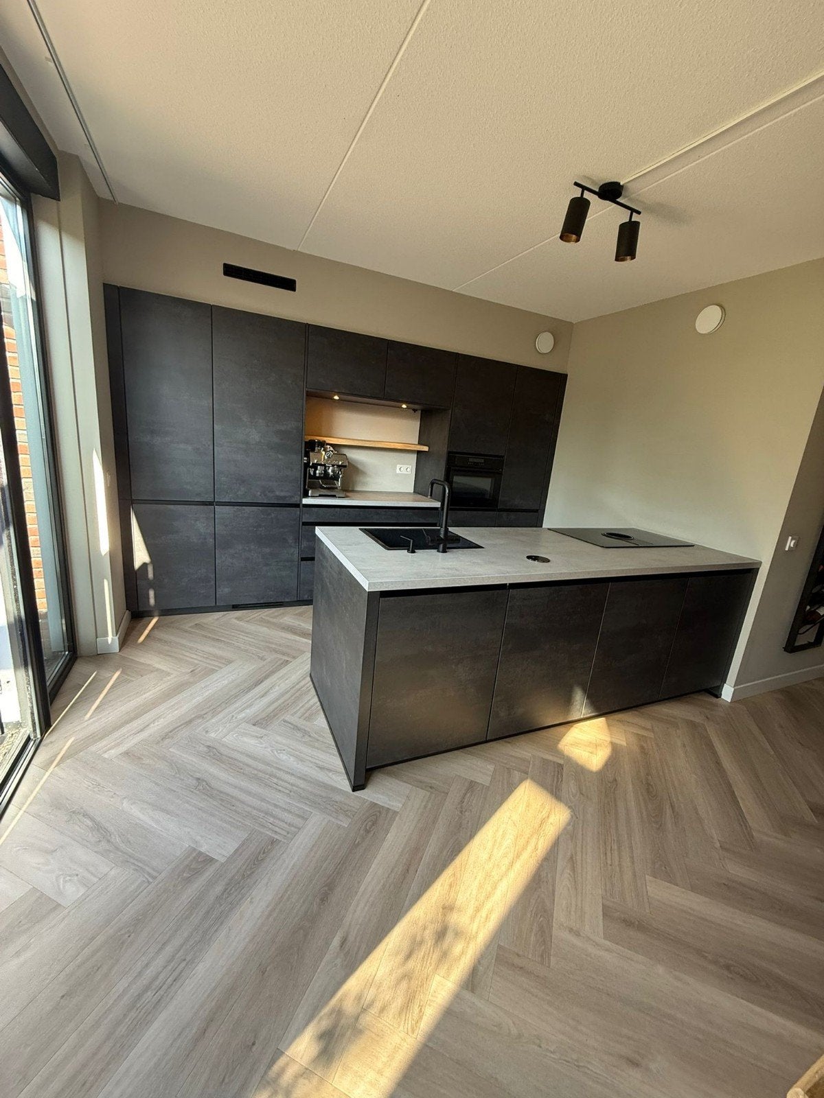 Moderne greeploze designkeuken met kookeiland (2021), Huis en Inrichting, Keuken | Complete keukens, Overige typen, Ophalen of Verzenden