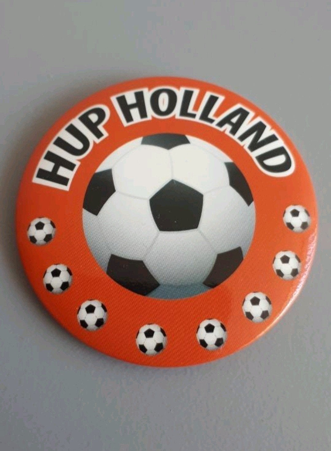 Oranje voetbal button, Hobby en Vrije tijd, Feestartikelen, Ophalen of Verzenden, Nieuw, Oranje of Koningsdag