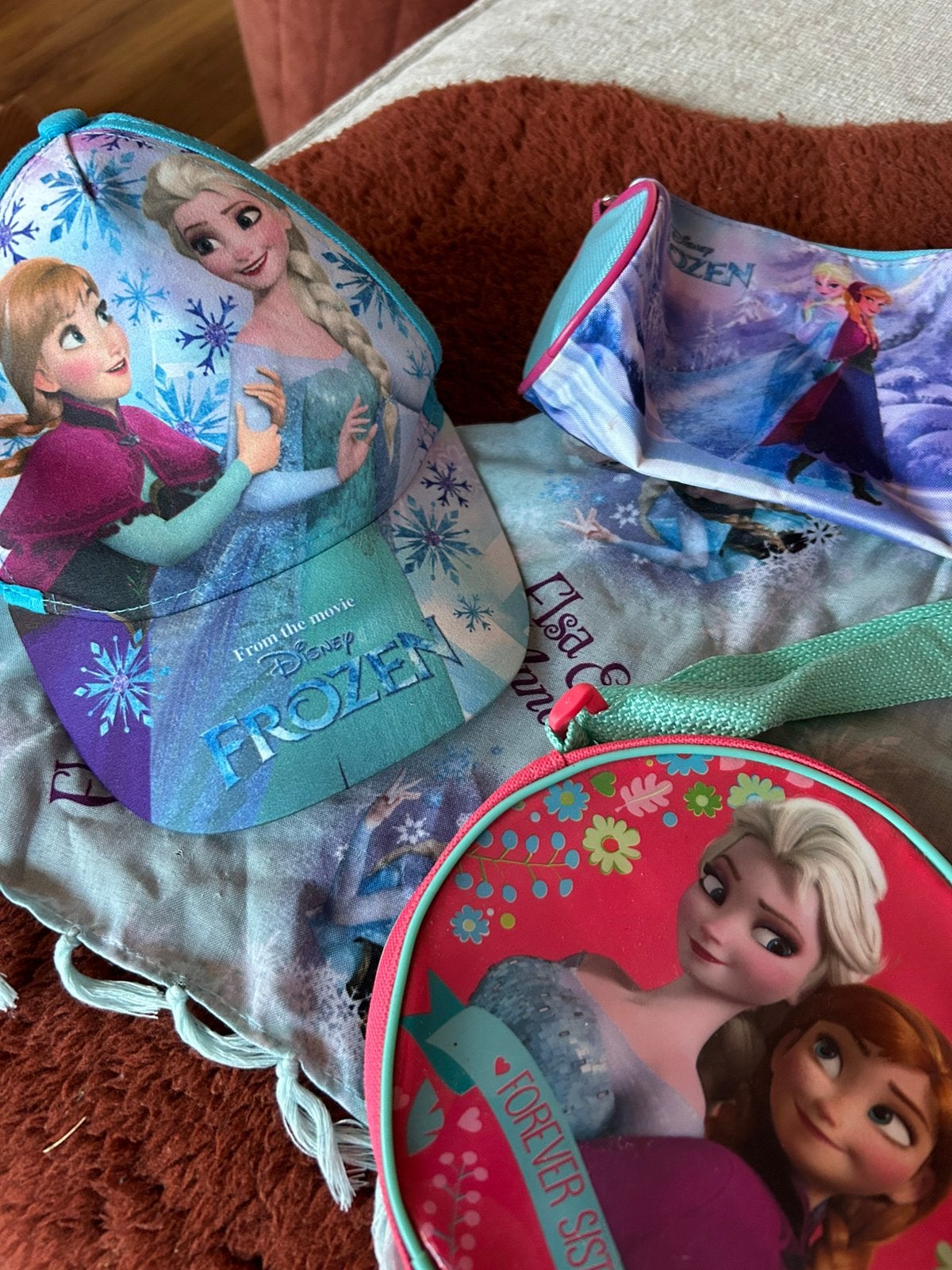 Frozen disney set 4 stuks; pet, sjaal, tasje en etui, Ophalen of Verzenden, Zo goed als nieuw