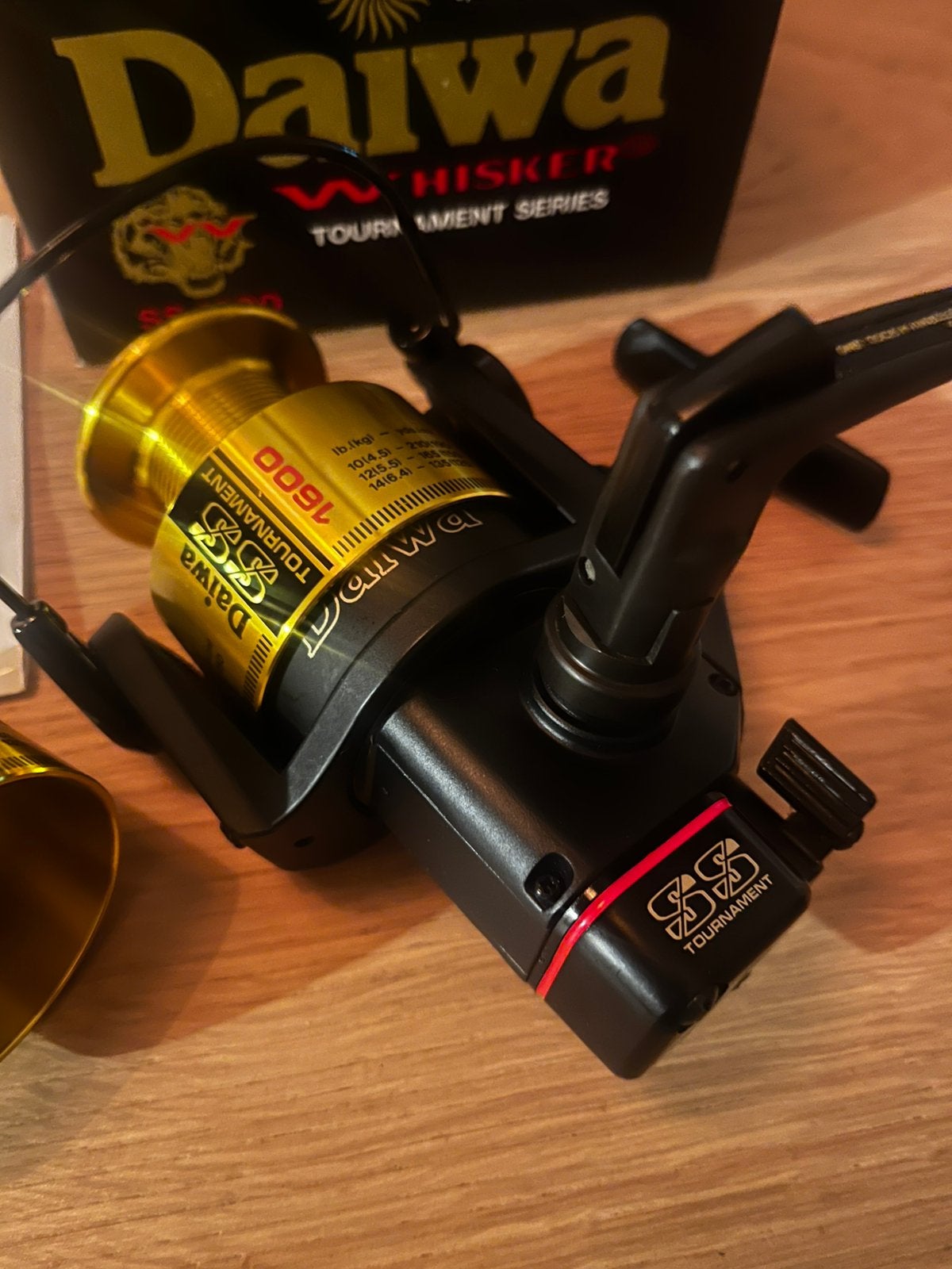 Daiwa whisker tournament ss1600 incl reserve spoel Z.G.A.N., Ophalen of Verzenden, Zo goed als nieuw, Molen