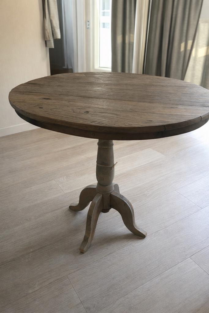 Aura Peeperkorn houten wijntafel, Gebruikt, Rond, Tot twee personen, Overige houtsoorten