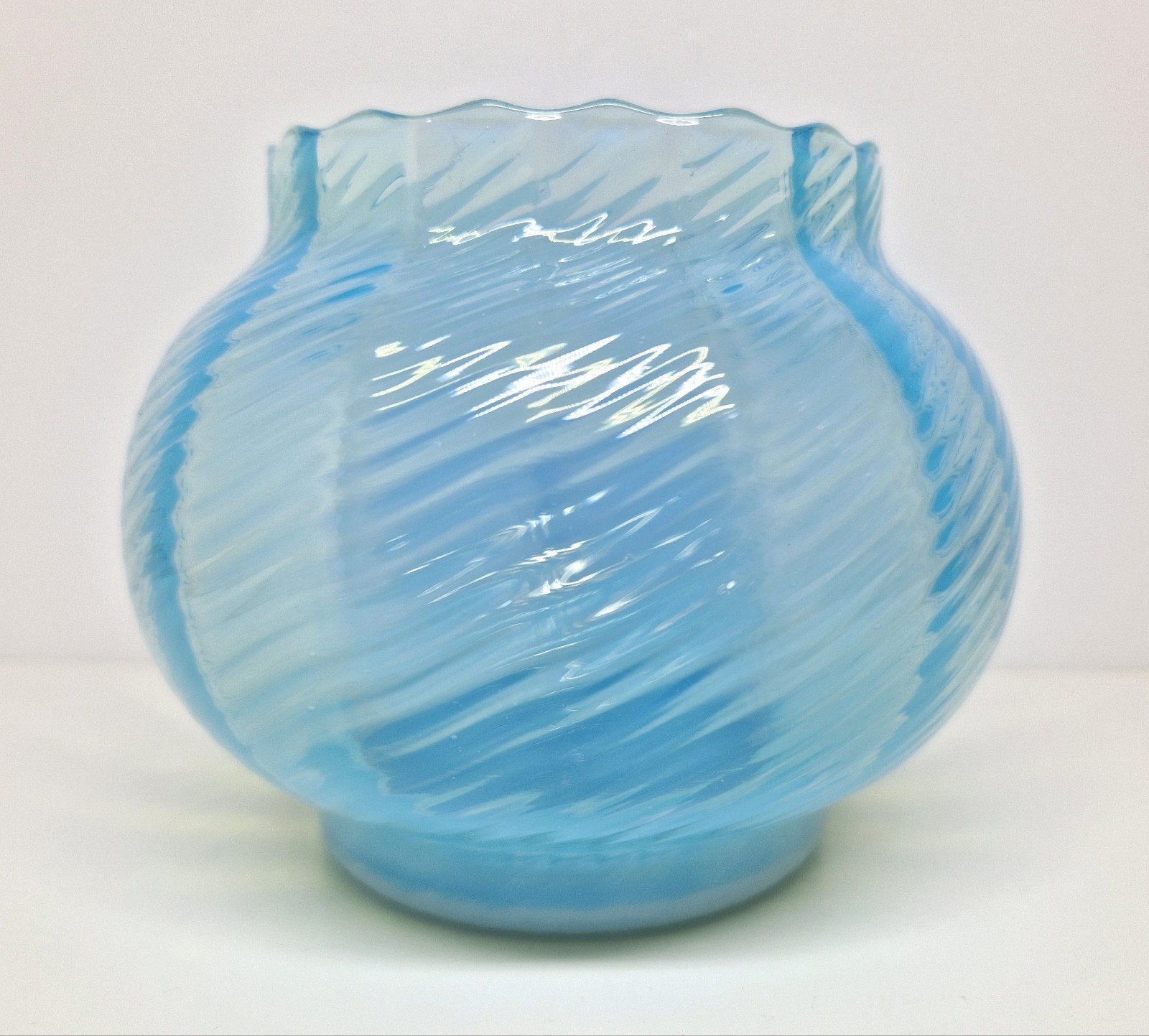 Blauw opaline glazen bolvaas Fenton USA., Antiek en Kunst, Ophalen