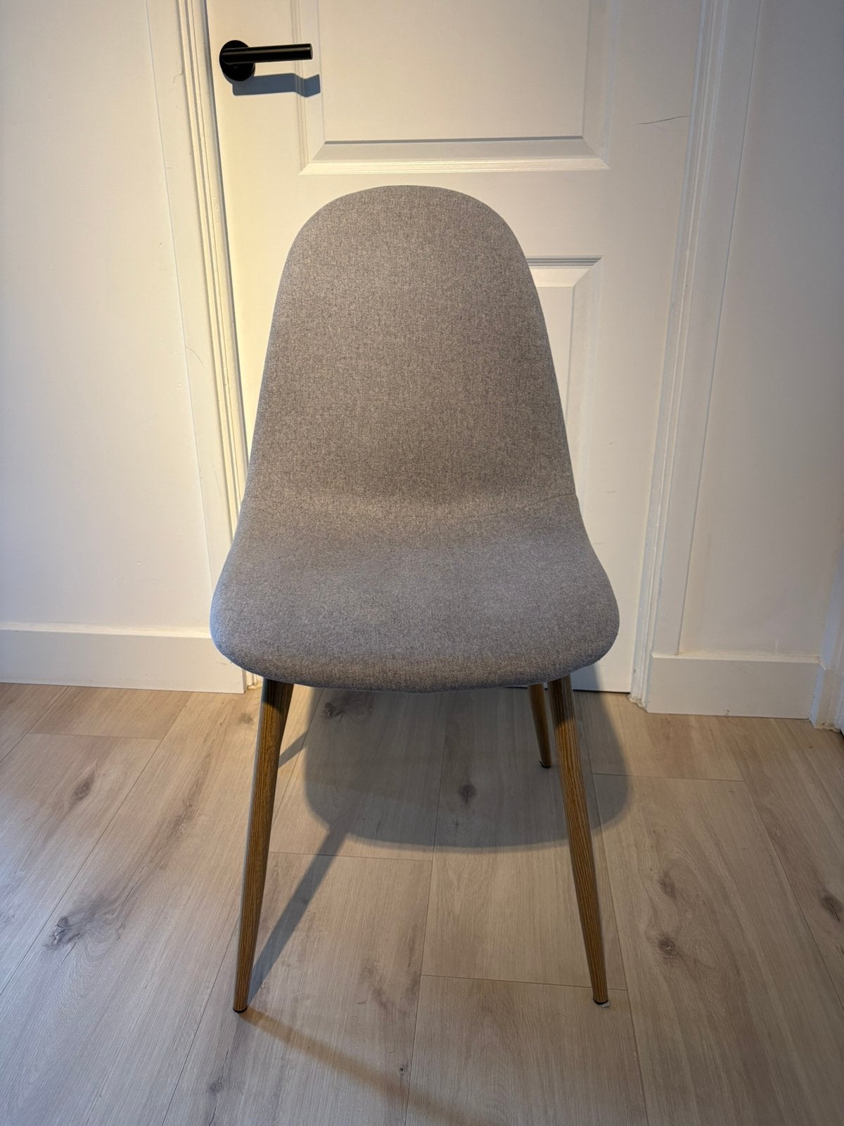 4 stuks grijze stoelen. Houten poten., Ophalen, Gebruikt, Vier, Grijs