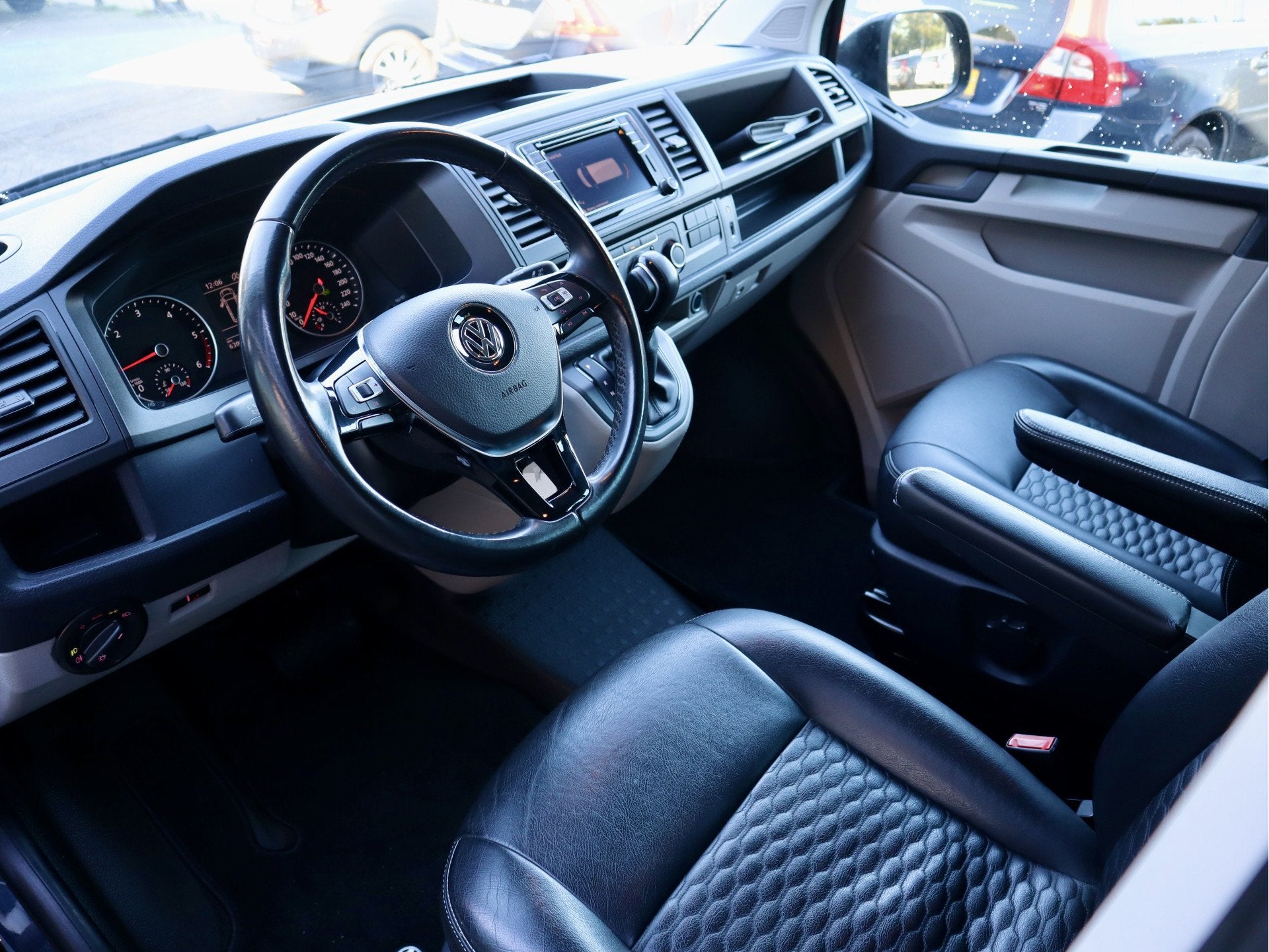 Volkswagen Transporter 2.0 TDI DSG LUXE DUBBELE CABINE, Auto's, Bestelauto's, 15 km/l, Gebruikt, Euro 6, 4 cilinders