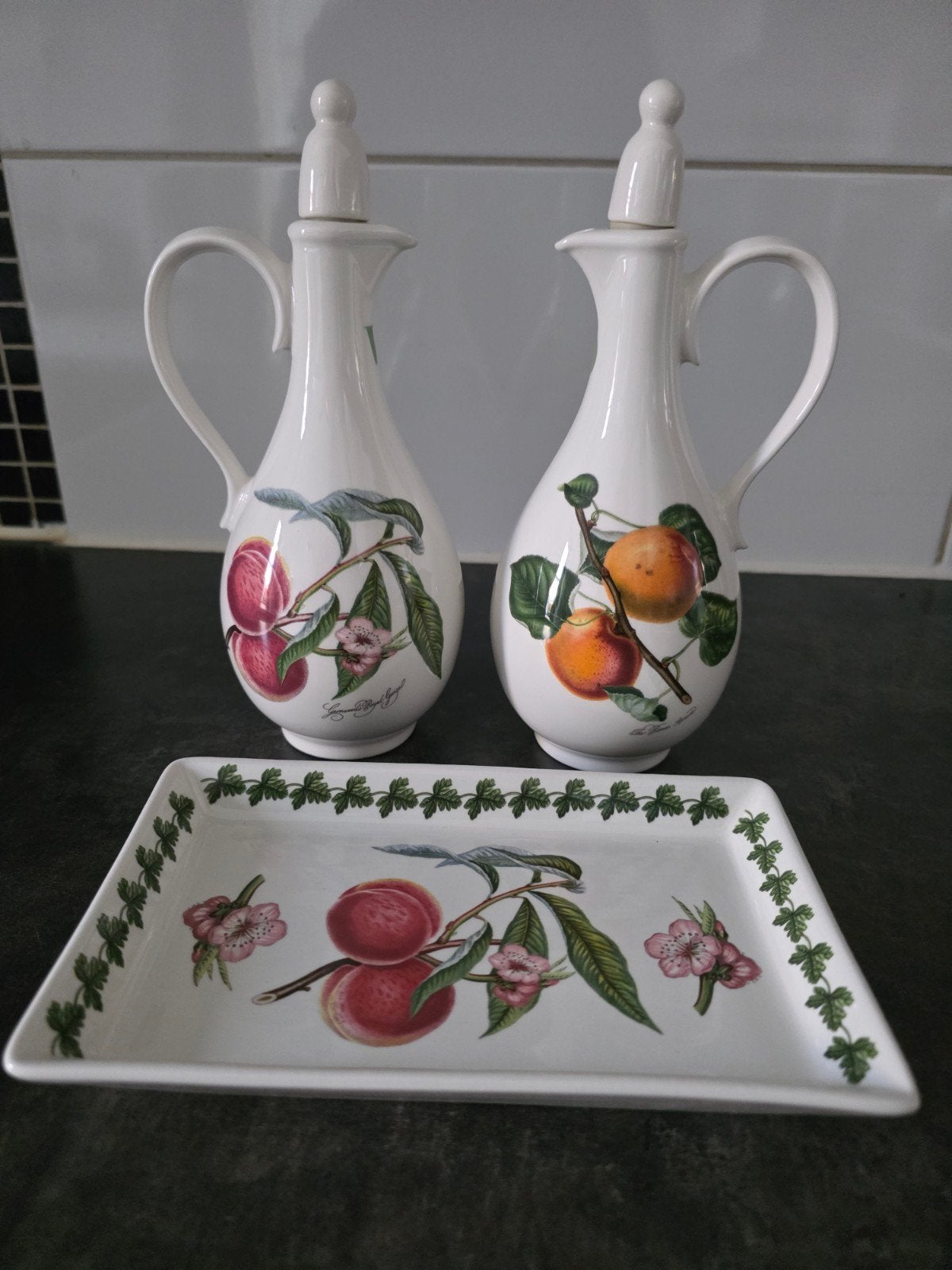 Portmeirion pomona olie &azijn flesjes met onder bord, Huis en Inrichting, Ophalen of Verzenden, Zo goed als nieuw, Hout