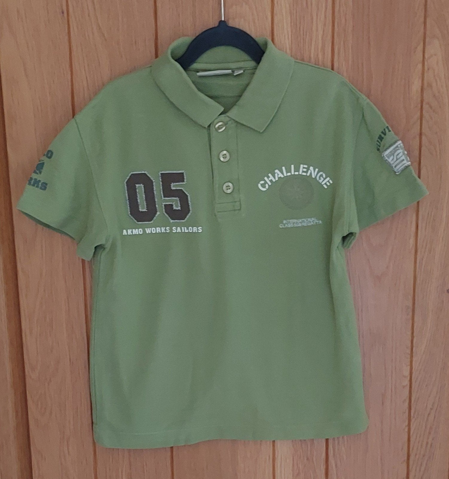 AKMO Works Polo Shirt - Maat 116, Ophalen, Zo goed als nieuw, Akmo Works, Shirt of Longsleeve