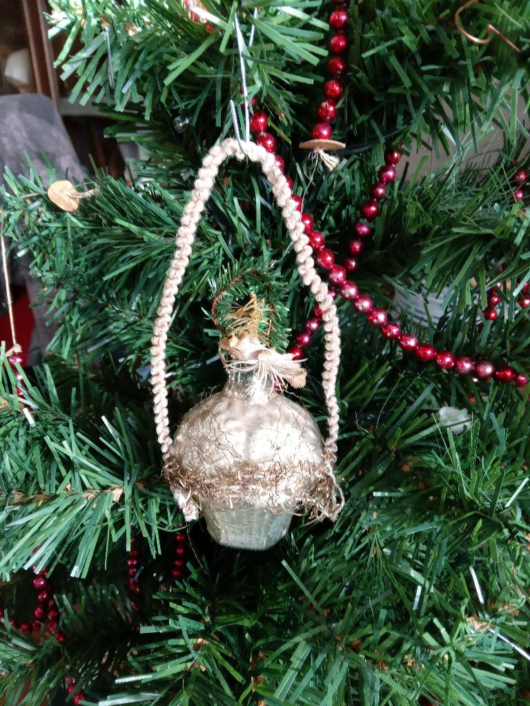 Antieke kerstbal bloemenmand met tinsel chenille, Diversen, Kerst, Ophalen of Verzenden, Gebruikt