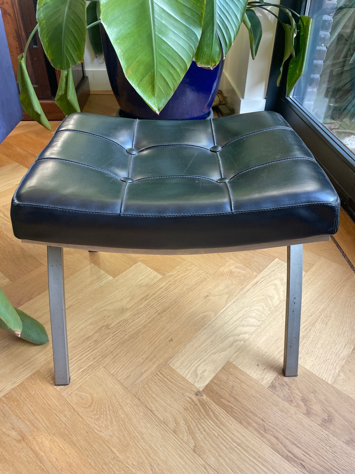 Mid-Century voetenbankje / bijzet krukje met noppen-leer, Minder dan 50 cm, Gebruikt, Leer, Ophalen of Verzenden