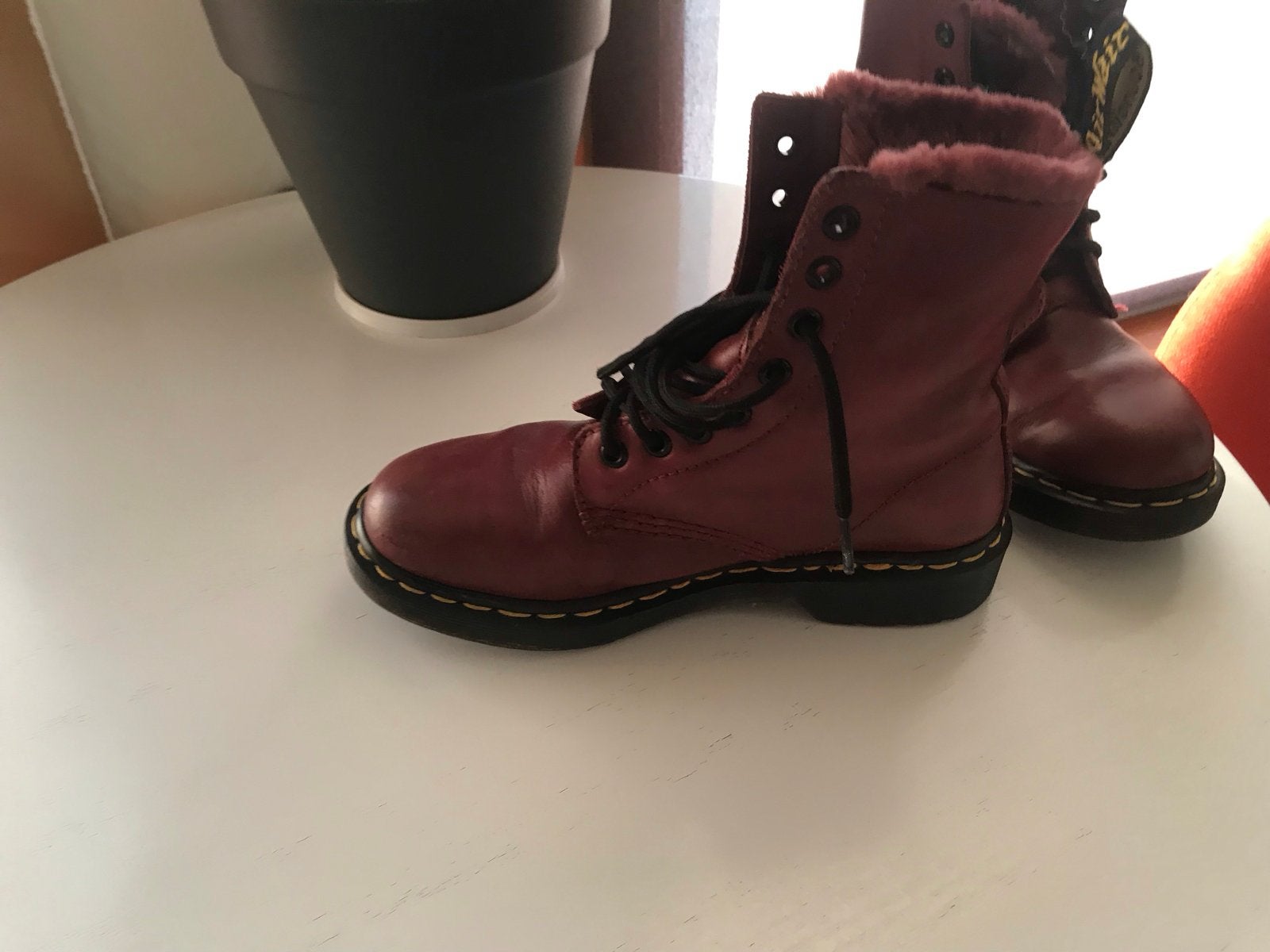 Dr. Martens bordeauxrode laarzen met teddy voering maat 35, Lage of Enkellaarzen, Ophalen of Verzenden, Zo goed als nieuw, Rood