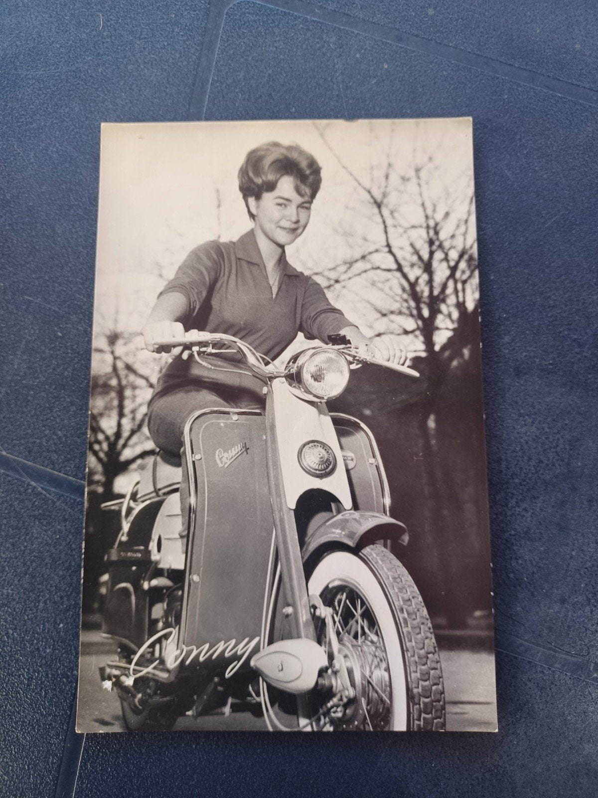Conny (4) op een HMW Conny scooter 1961, Ophalen of Verzenden, 1960 tot 1980, Gelopen, Sterren en Beroemdheden