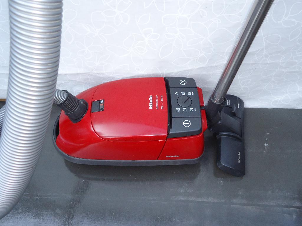 Zeer krachtige 1800 watt Miele stofzuiger rood., Witgoed en Apparatuur, Stofzuigers, Gebruikt, 1600 tot 2000 watt, Miele, Sledestofzuiger