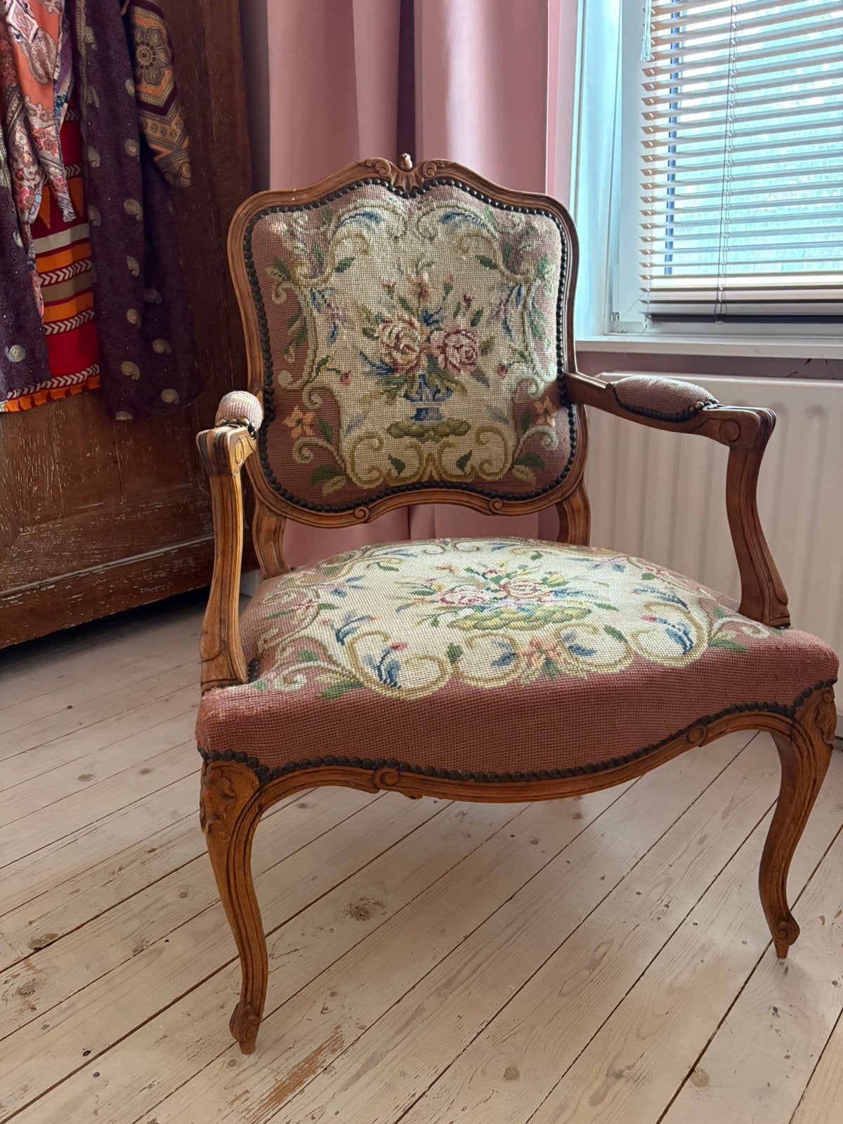 Antiek stoeltje Queen Ann met geborduurde bekleding, Ophalen