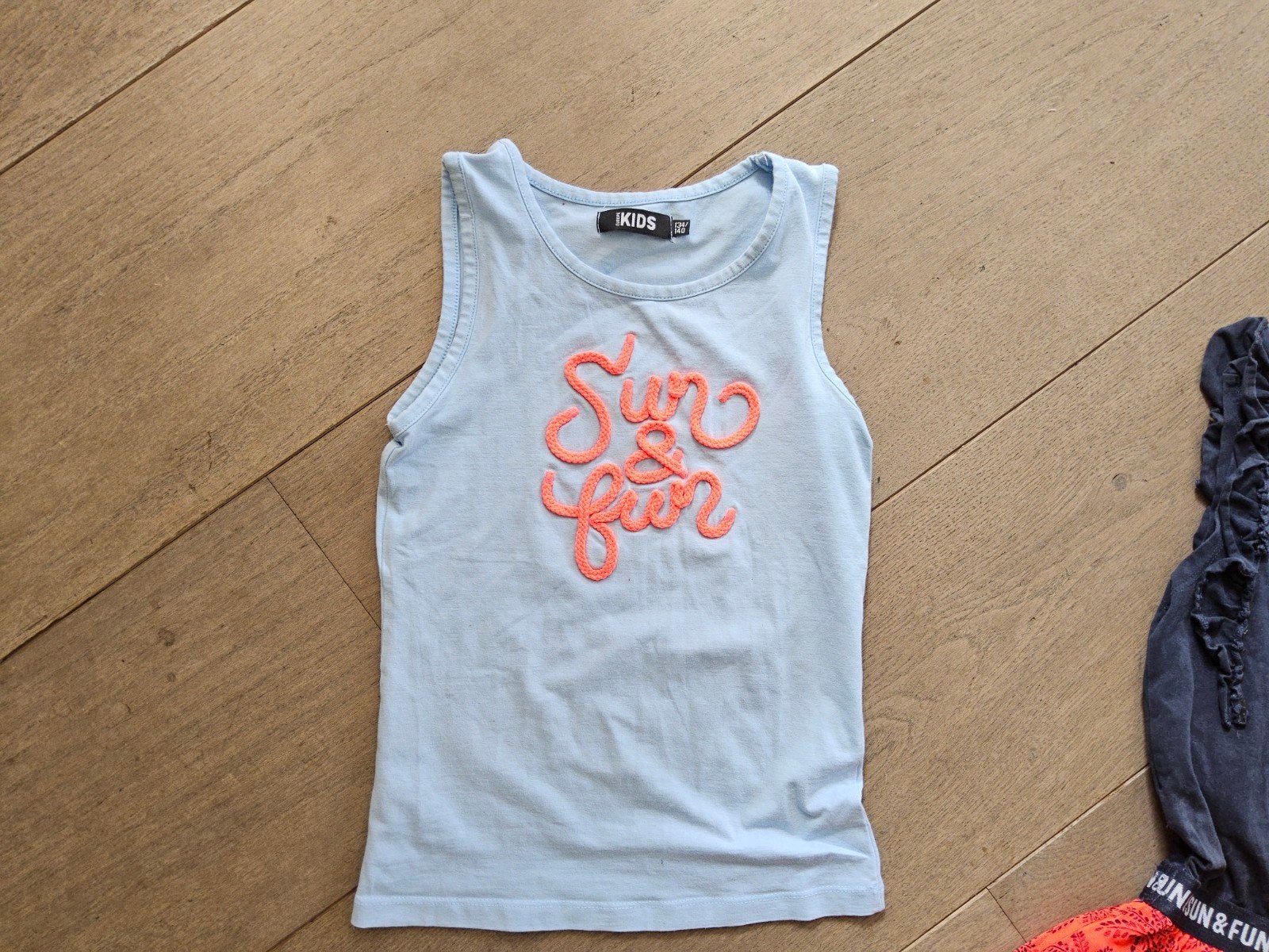 Zomer topje lichtblauw met neon roze tekst Sun & Fun mt 134, Ophalen of Verzenden, Zo goed als nieuw, Europe Kids, Meisje