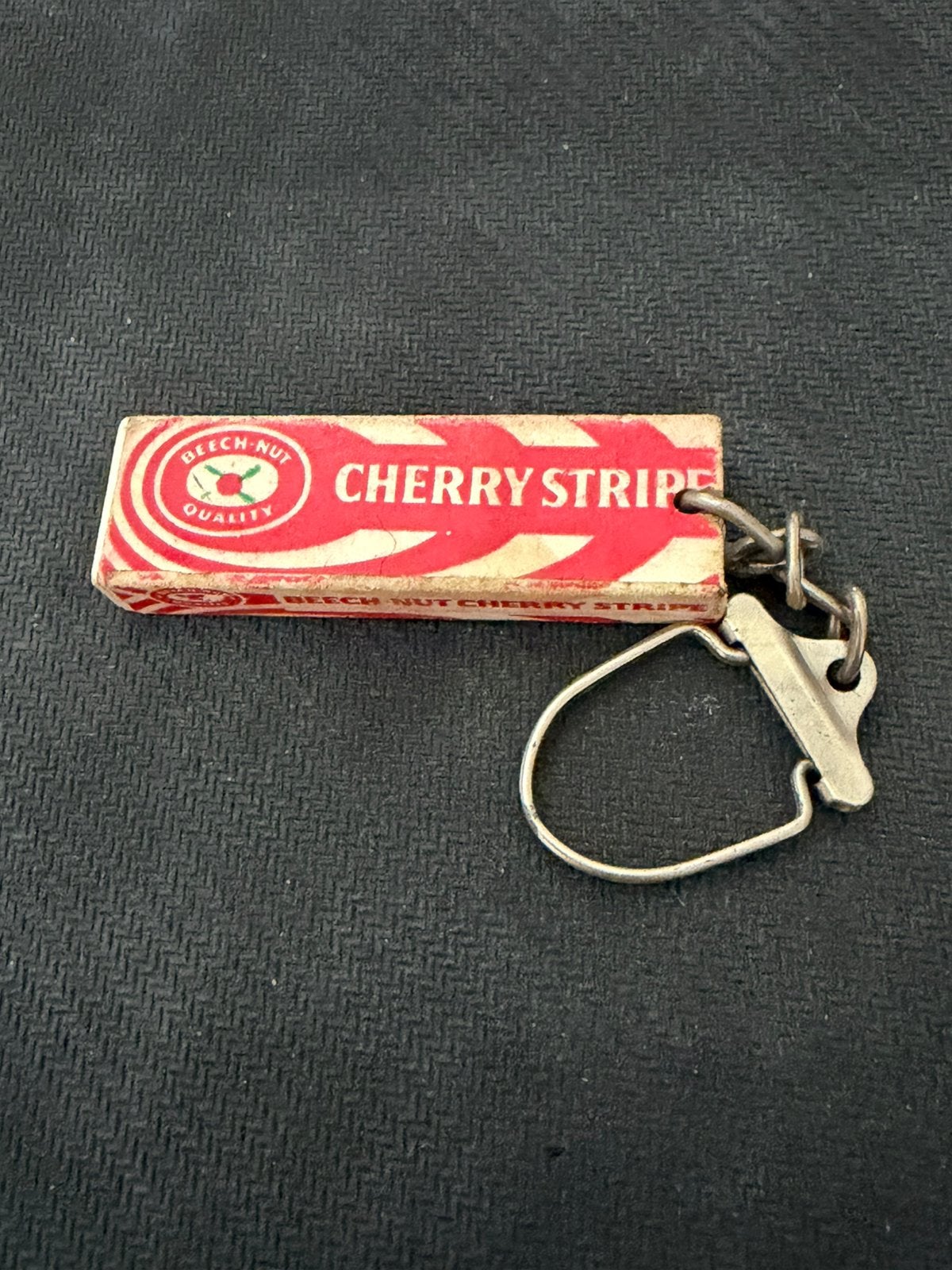 Vintage Beech-Nut Cherry Stripe sleutelhanger USA 50/60, Verzamelen, Sleutelhangers, Verzenden, Zo goed als nieuw, Merk