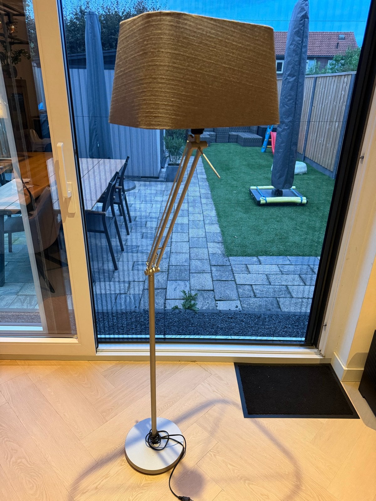 Moderne vloerlamp met verstelbare arm en stoffen kap, Ophalen, Gebruikt, E27 (groot), Metaal