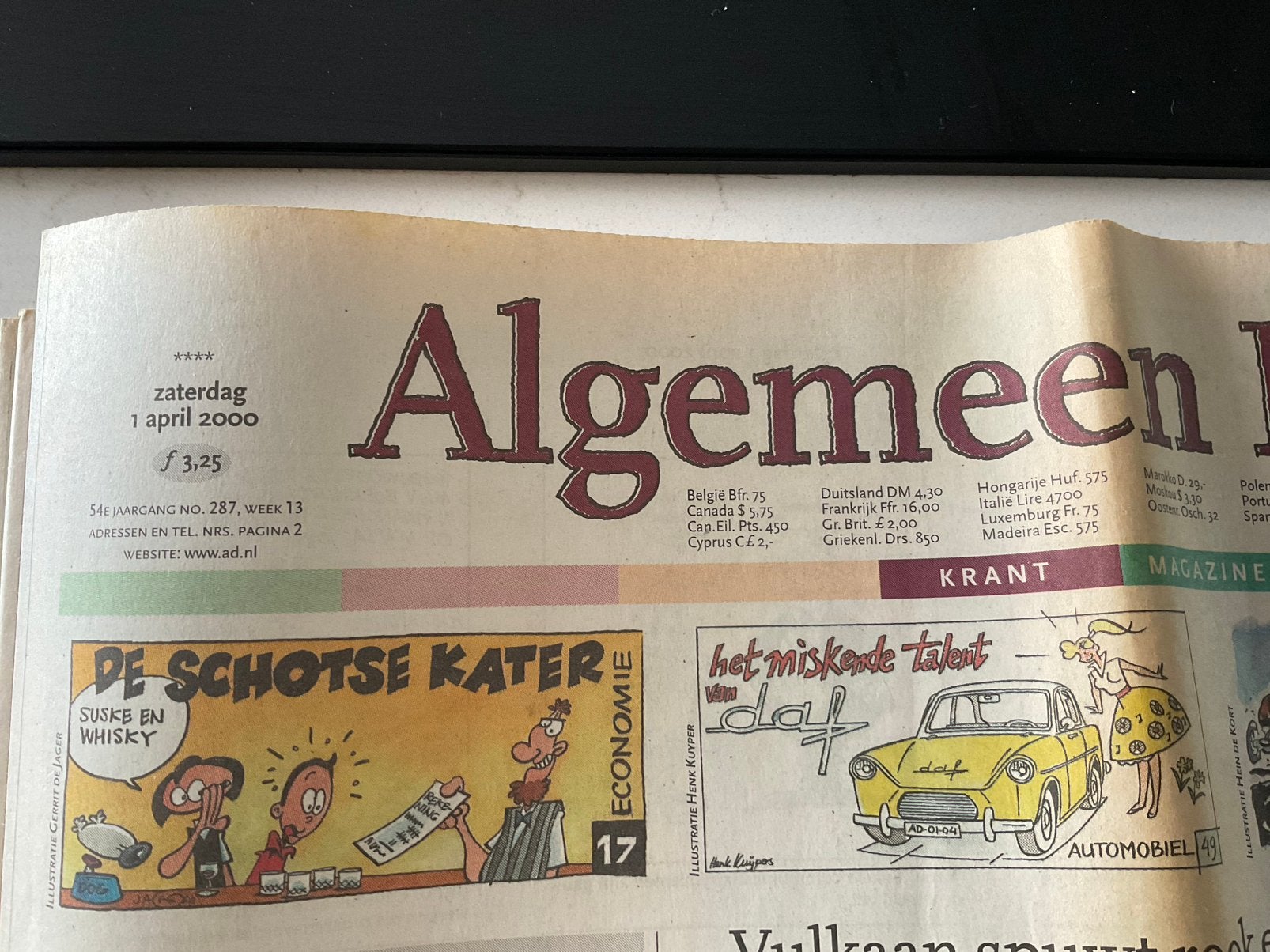 Een Algemeen Dagblad stripkrant van 1 April 2000, Verzamelen, Overige Verzamelen, Ophalen of Verzenden