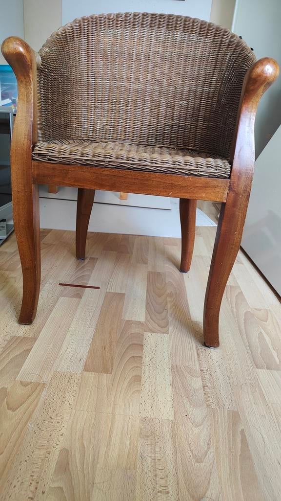 Rotan koloniale stoel met houten onderstel, Ophalen